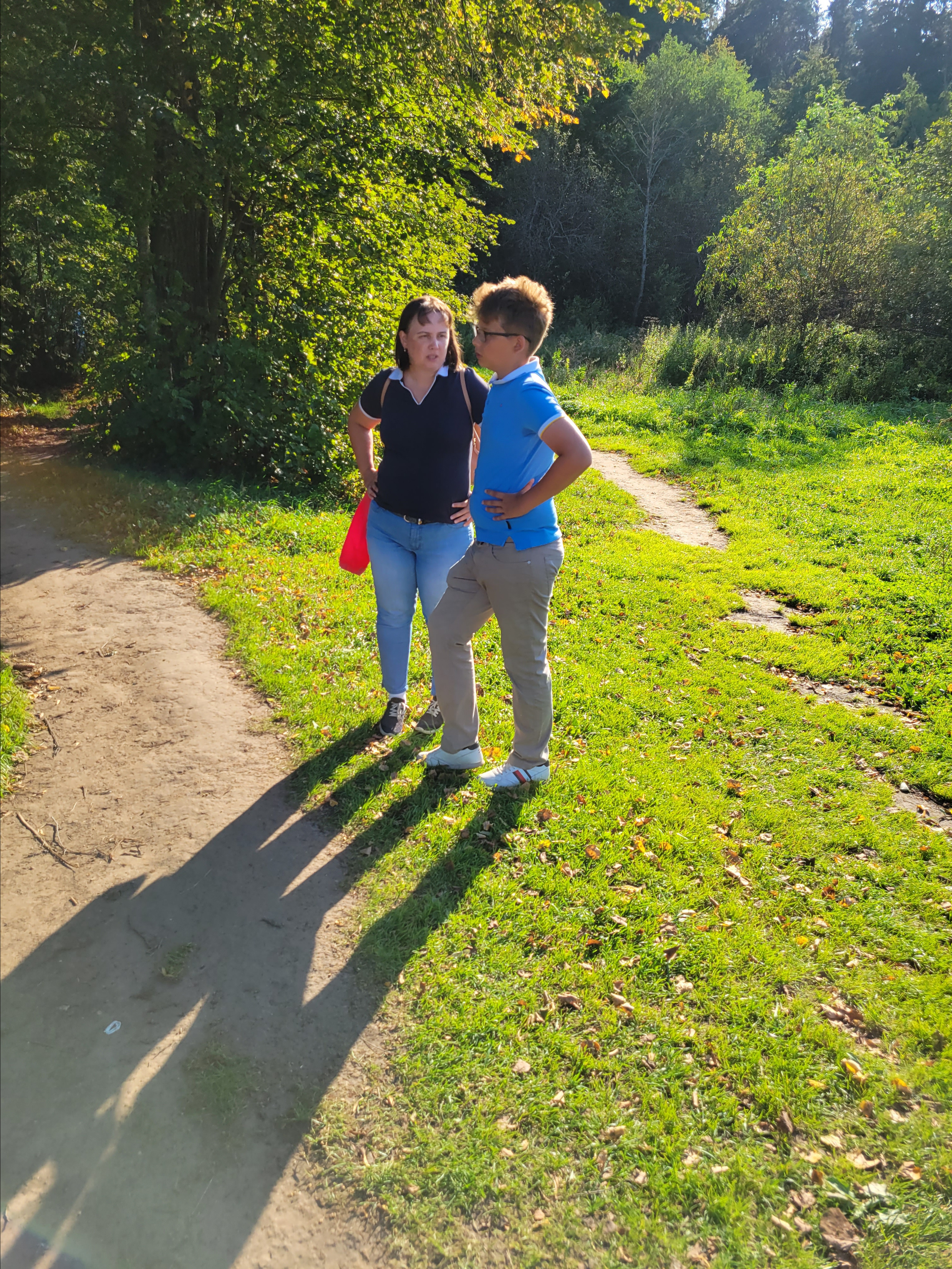 Август, еще не поздно, но уже солнце с осенне-вечерними тонами