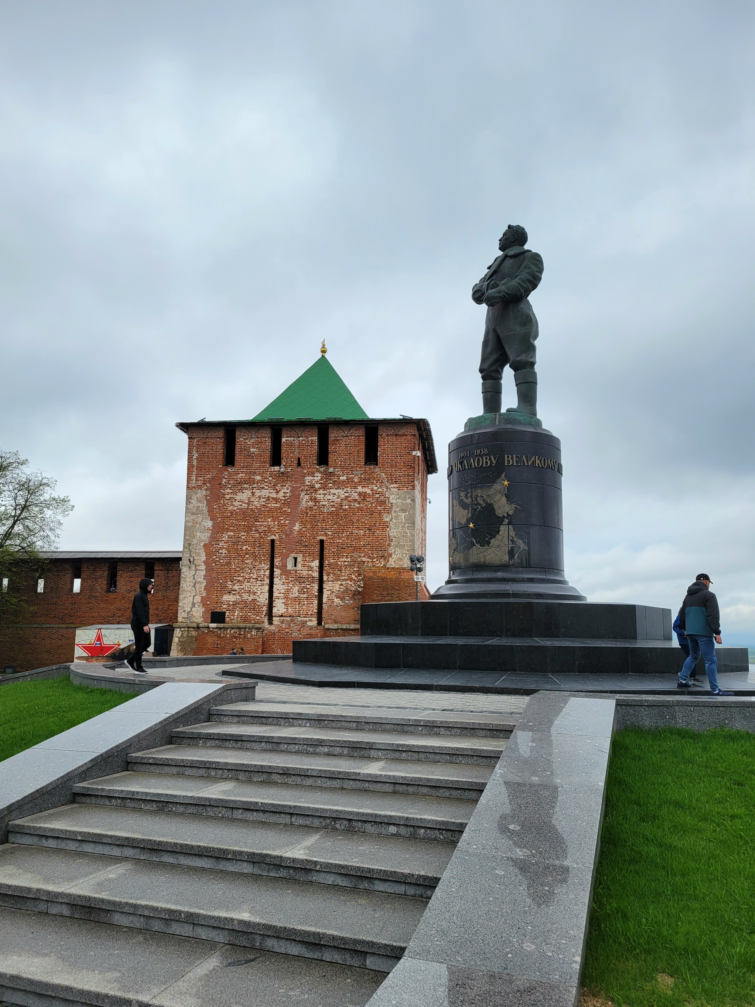 Кремль и памятник Чкалову
