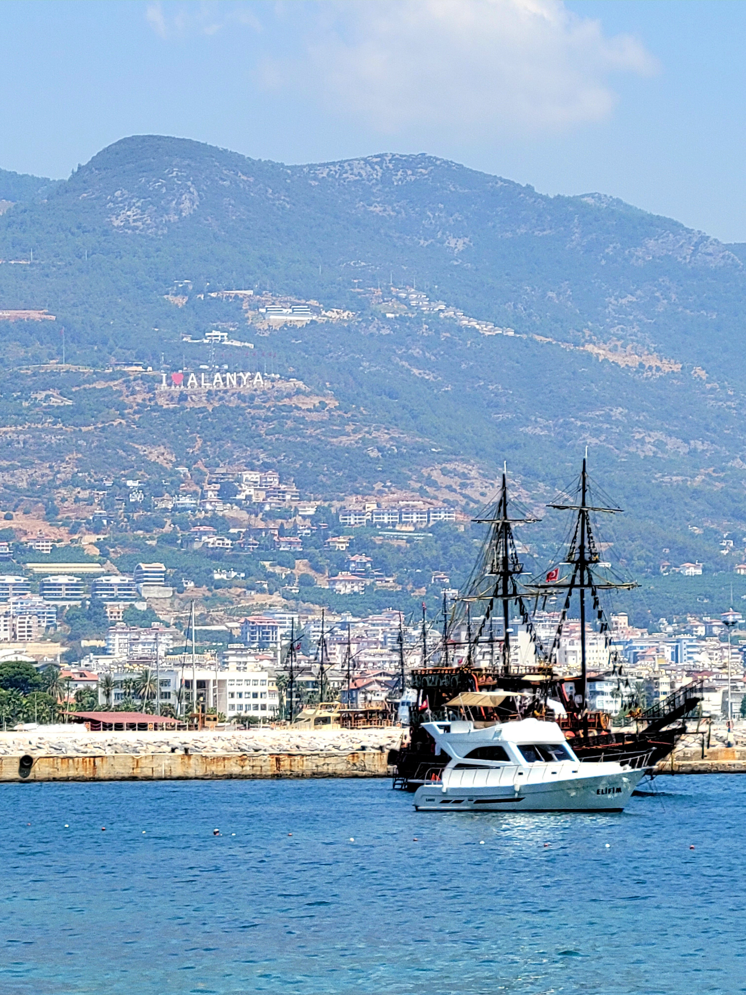 Новое и новое развлекательное. На горе большая надпись I Love Alanya. До нее не добрались