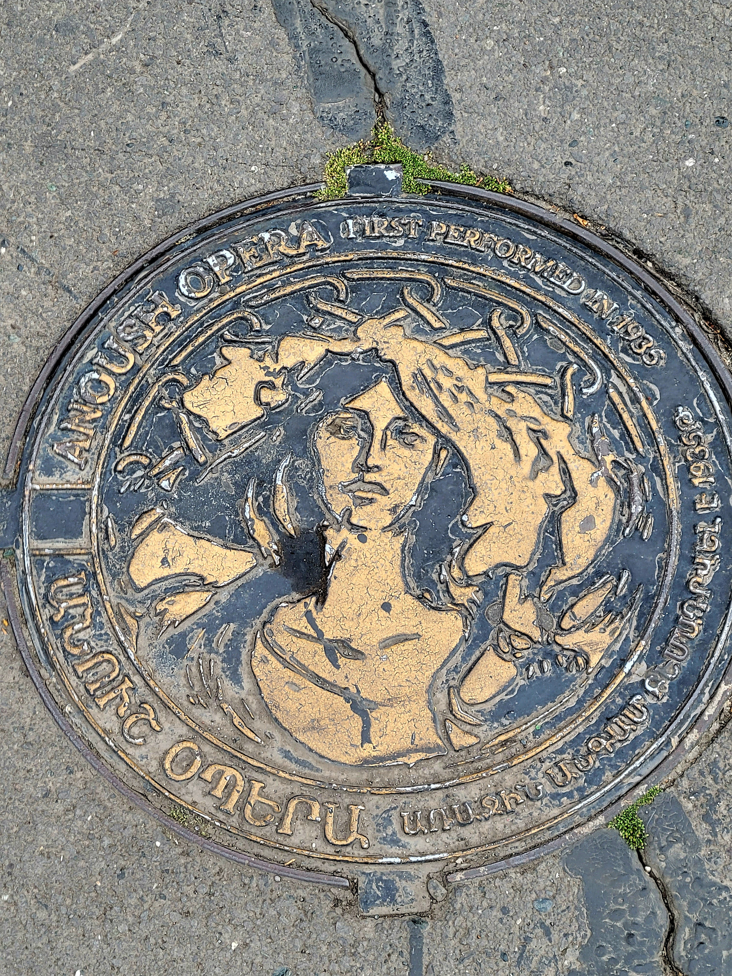 У здания оперы вот такие декоративные люки, посвященные постановкам театра