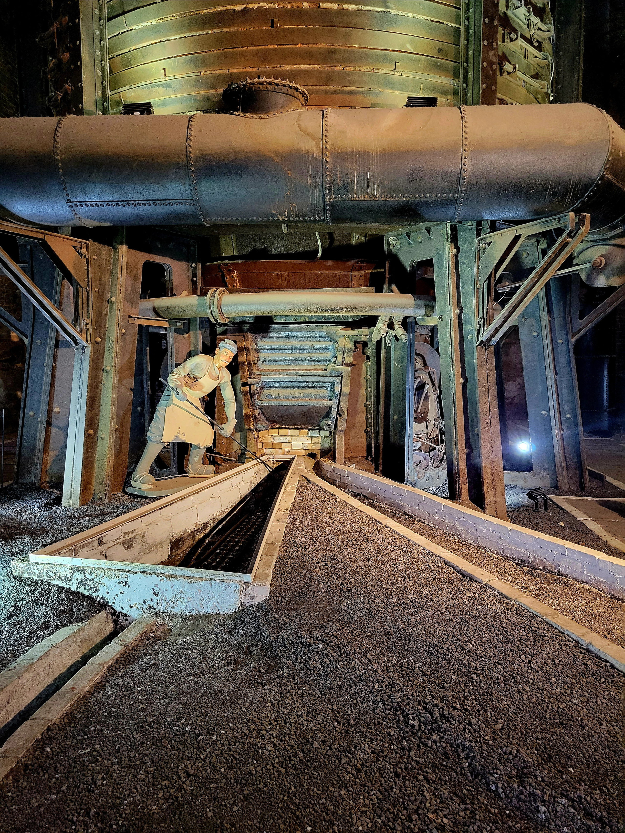 Здесь, выбивая пробку, из печи сливали шлак и чугун