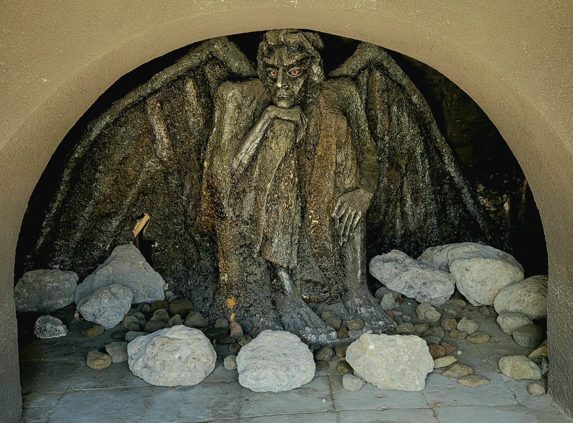 В гроте под памятником Лермонтову заперт Демон