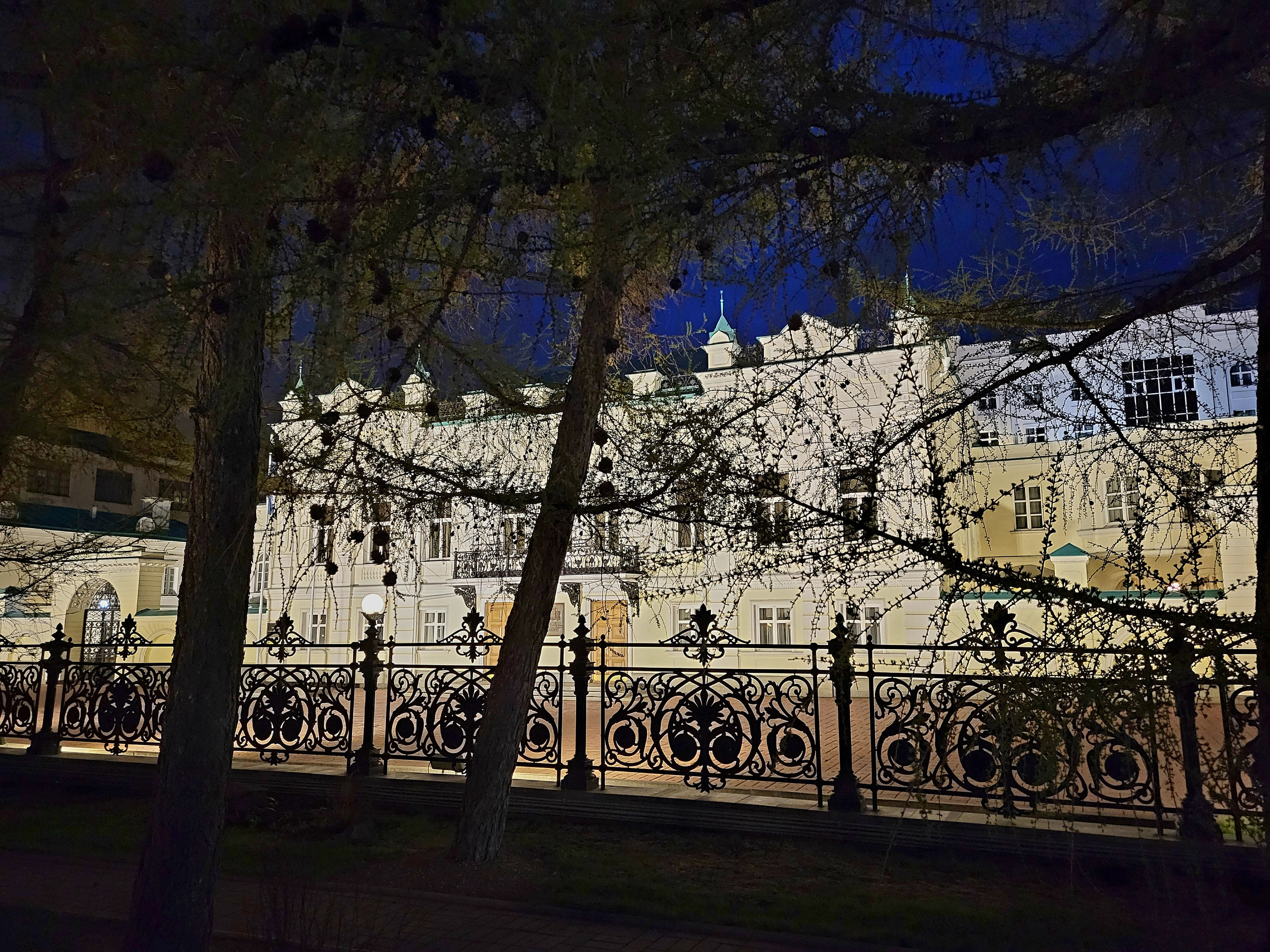 И рядом резиденция мэра в усадьбе XIX в