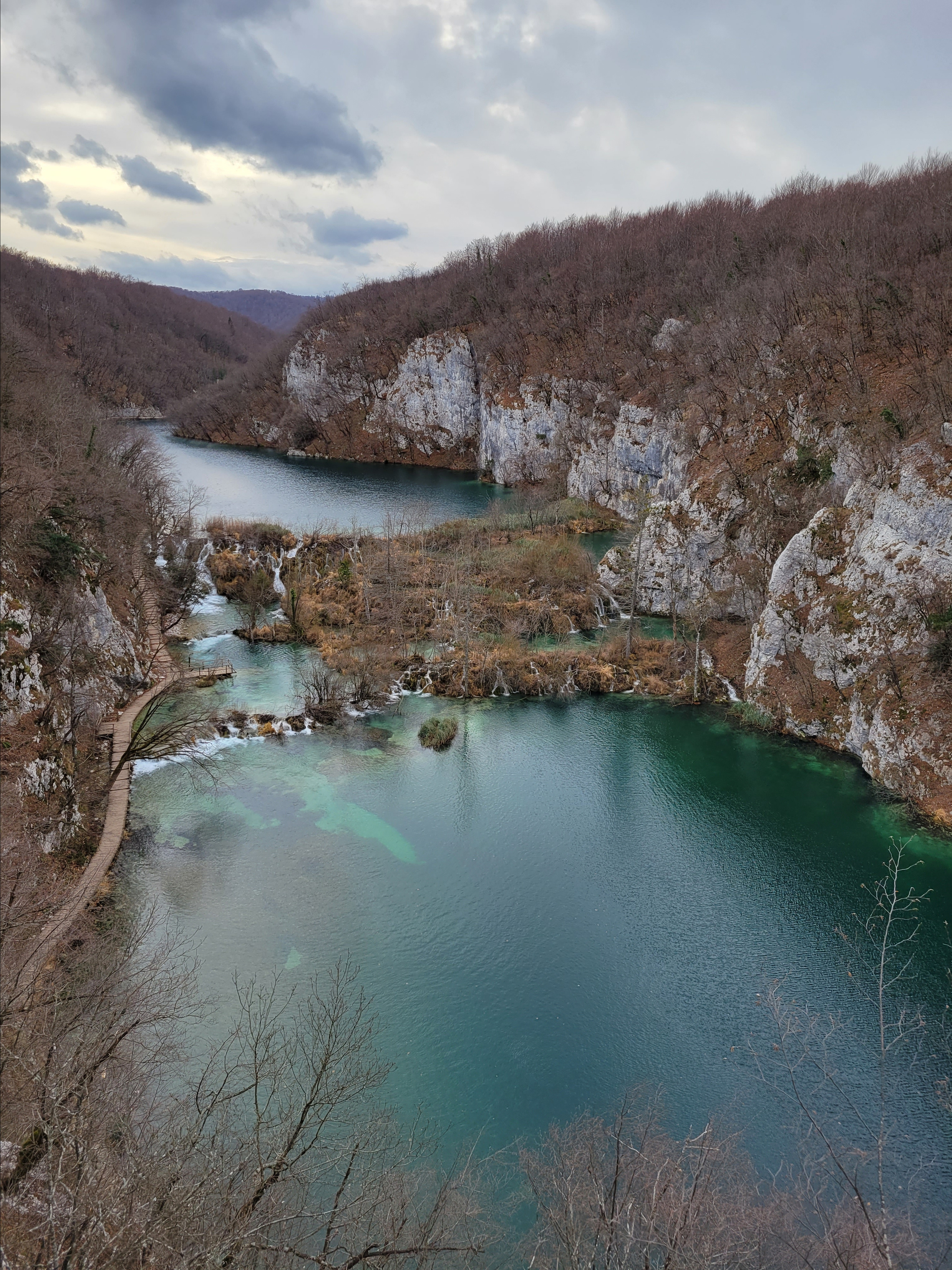 На реке Корана известняковые породы за века создали пороги, образовав сеть каскадных озер и водопадов