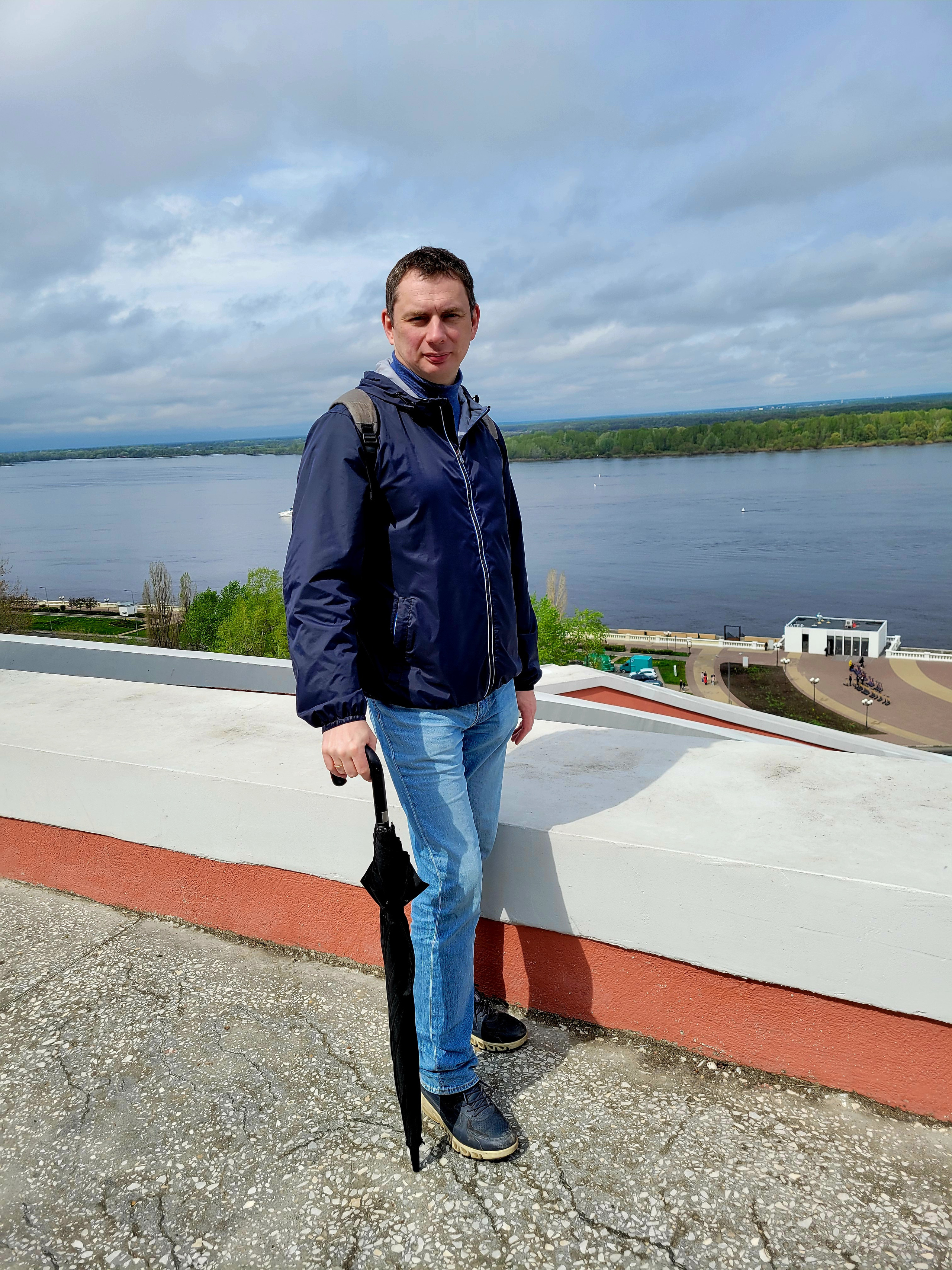 Солнышко припекает. Не зря зонт взял, пугать тучи