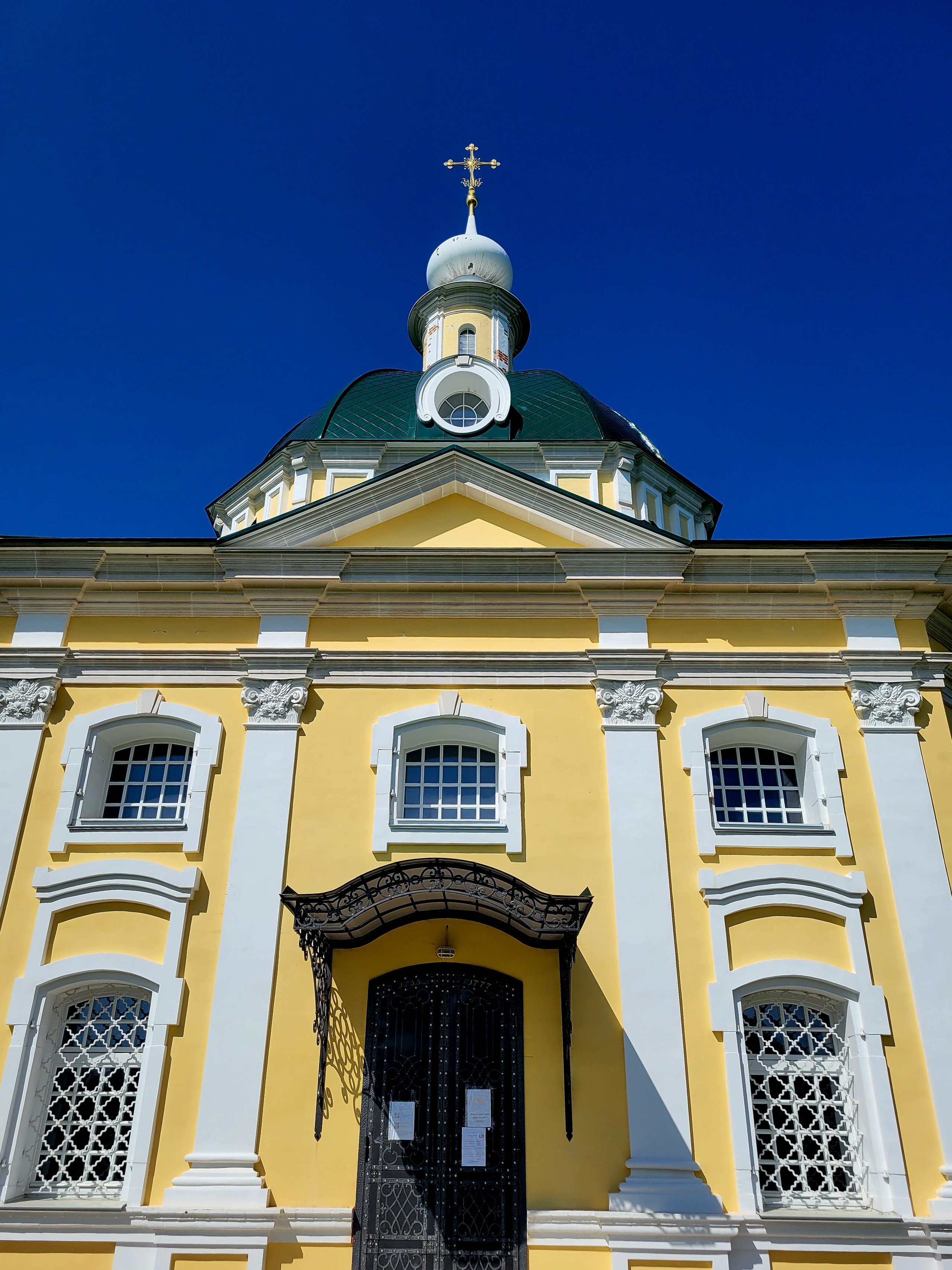 Церковь сильно пострадала в советские времена и во время войны, сейчас завершается реставрация