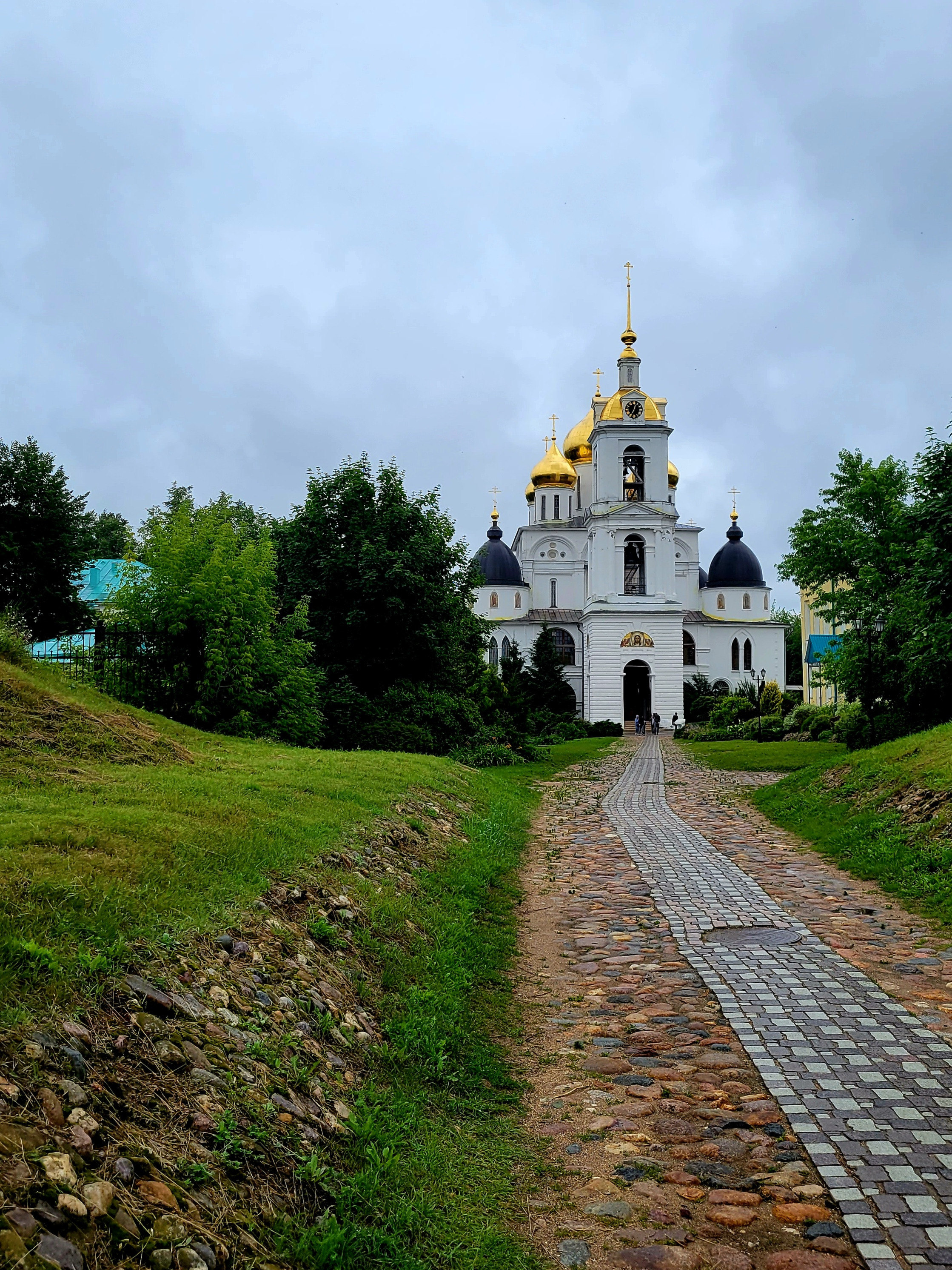Кремль окружен земляными валами, на которых раньше были деревянные стены и башни