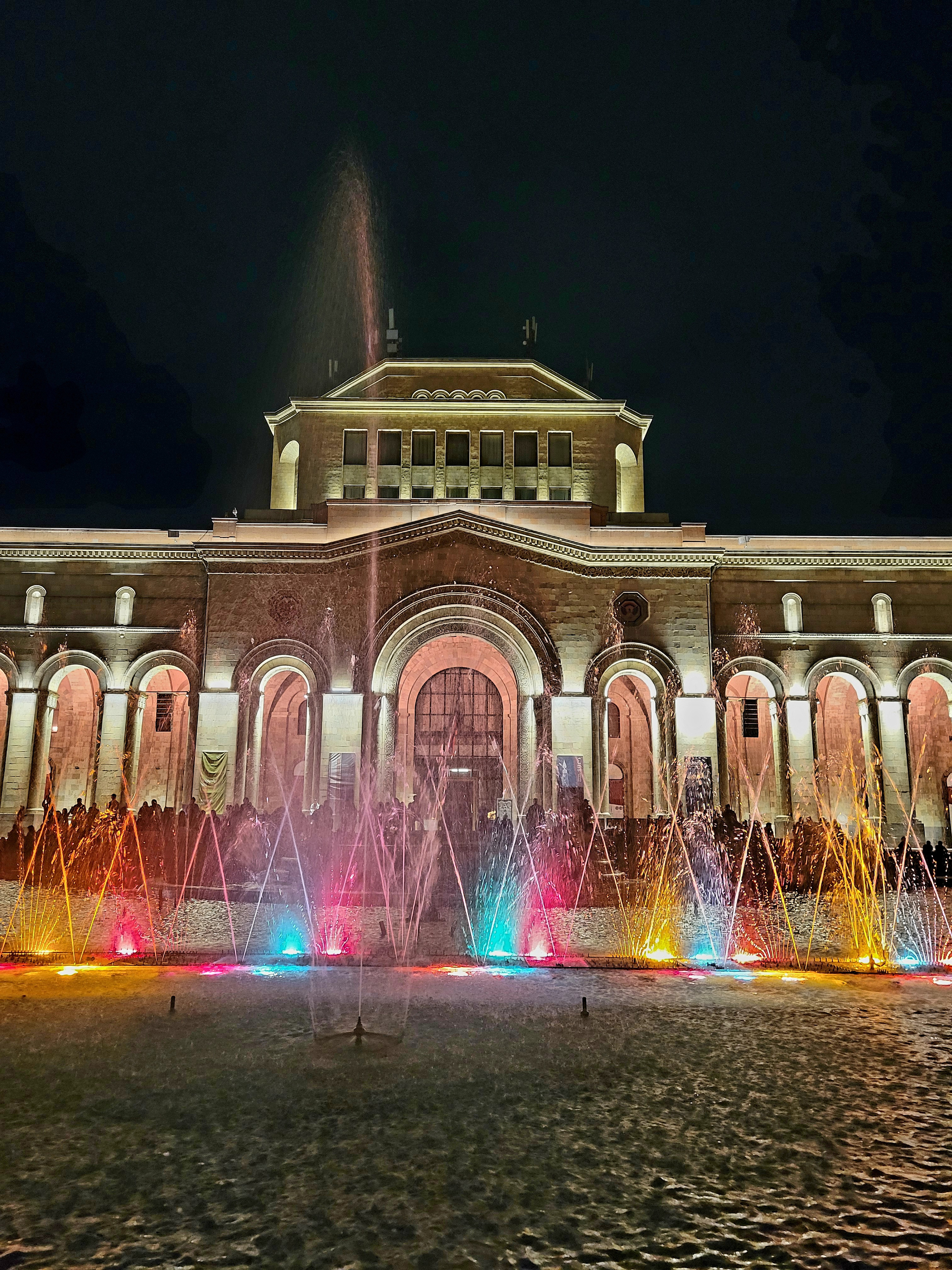 Как и в Барселоне - музыка, танец воды, цветная подсветка