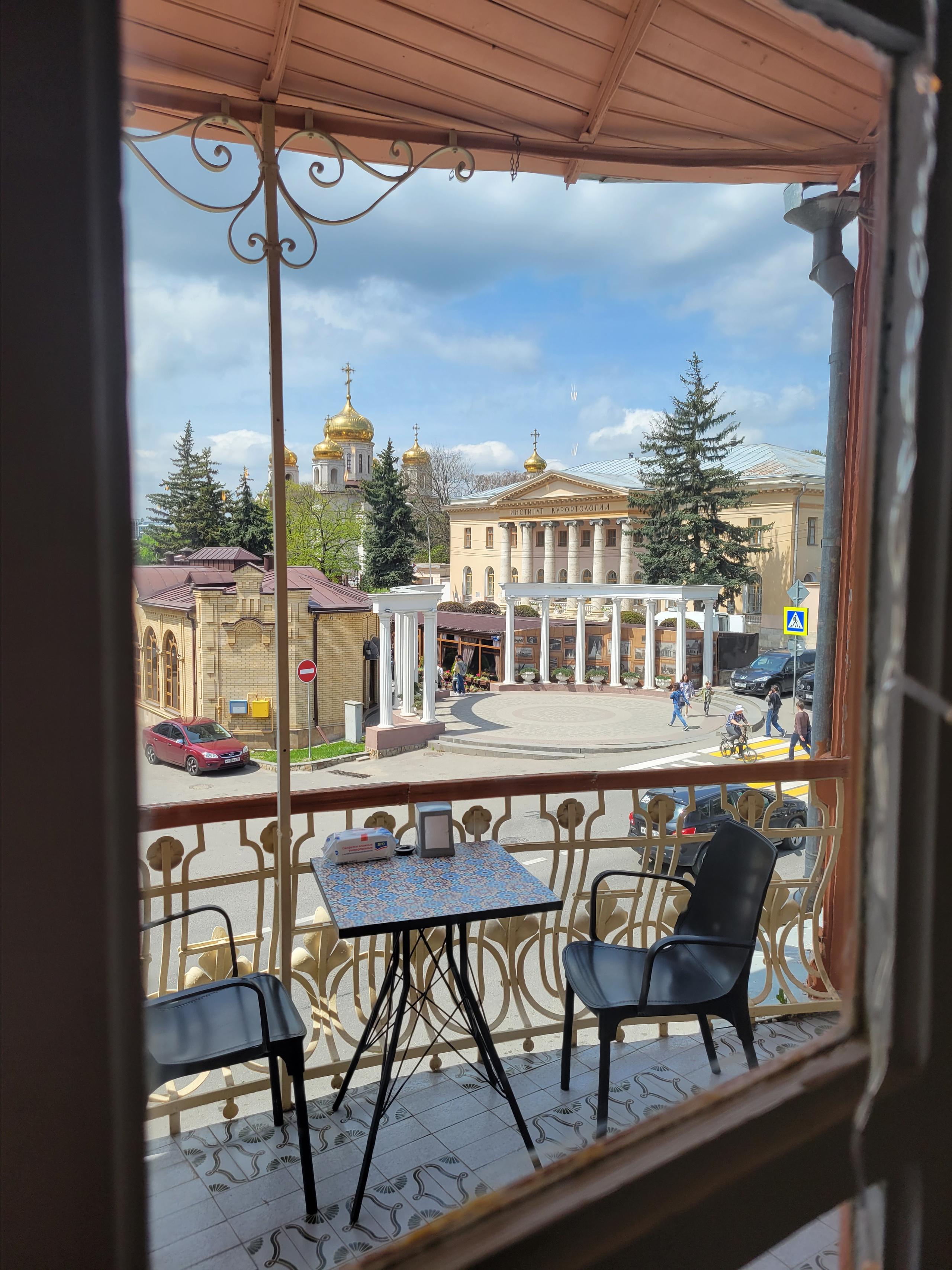 Вид из кофейни на НИИ Курортологии