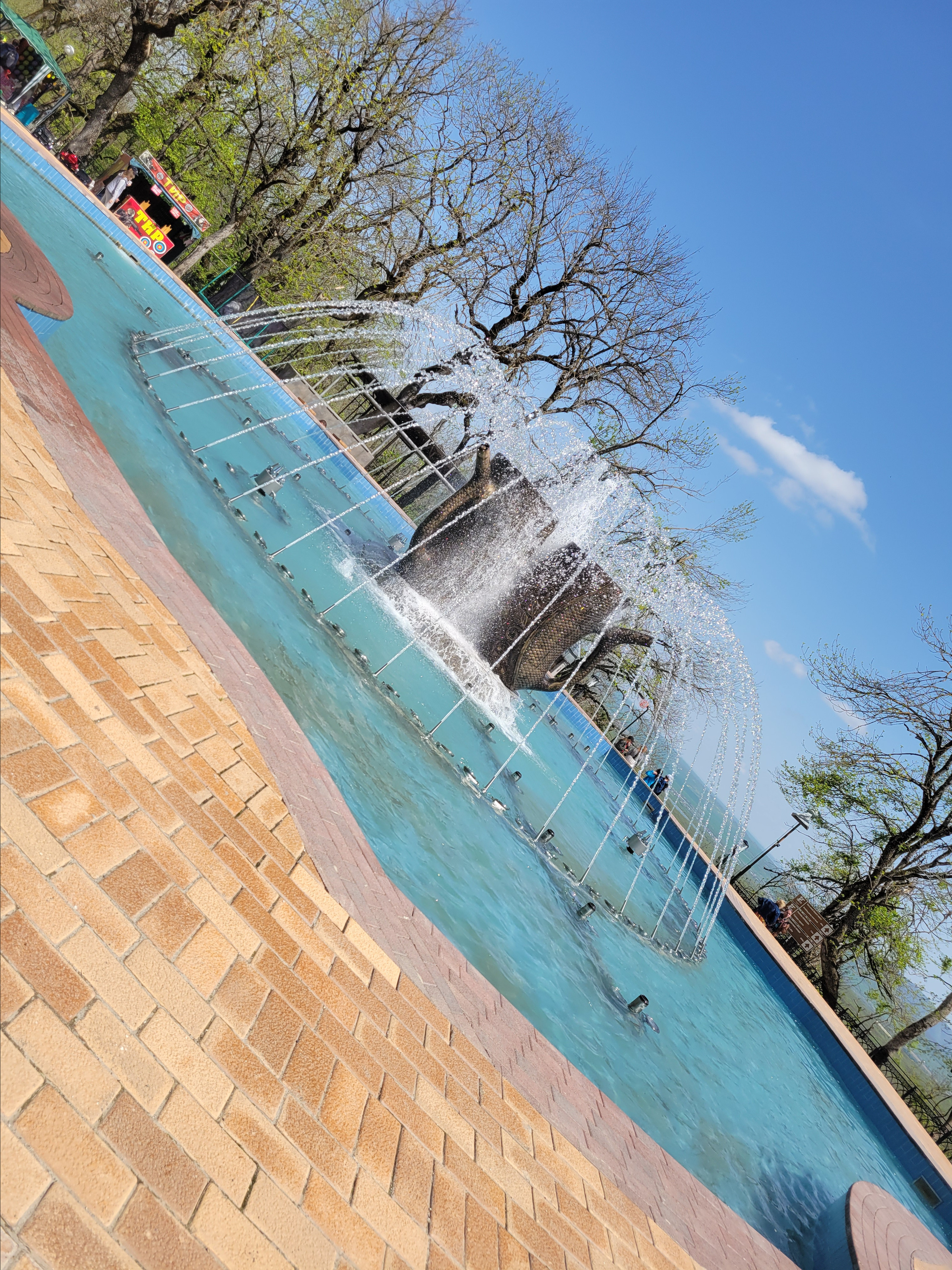 Фонтан в виде курортных кружек, из которых все пьют горячую железно-серную воду