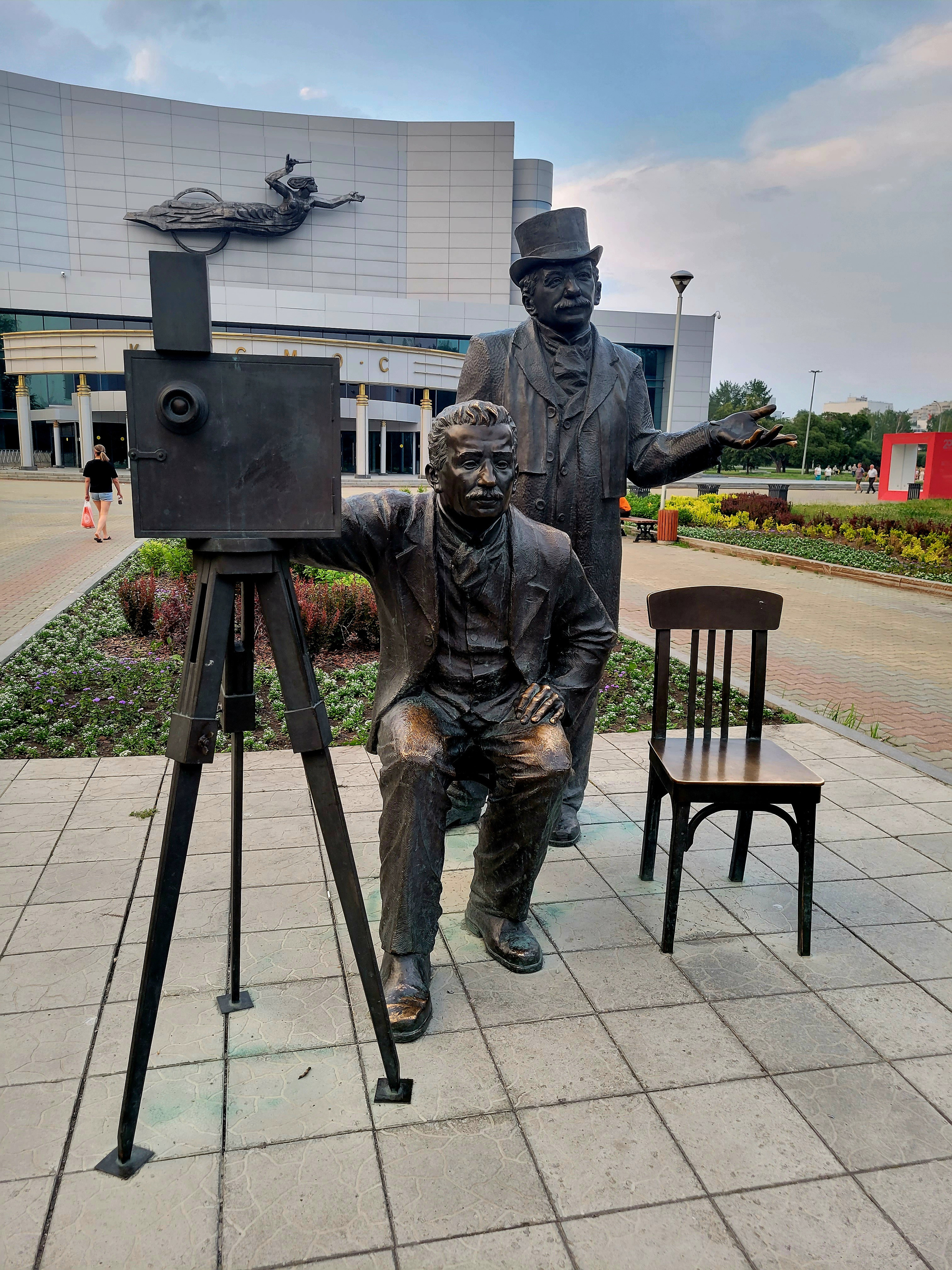 Перед кинотеатром памятник братьям Люмьер