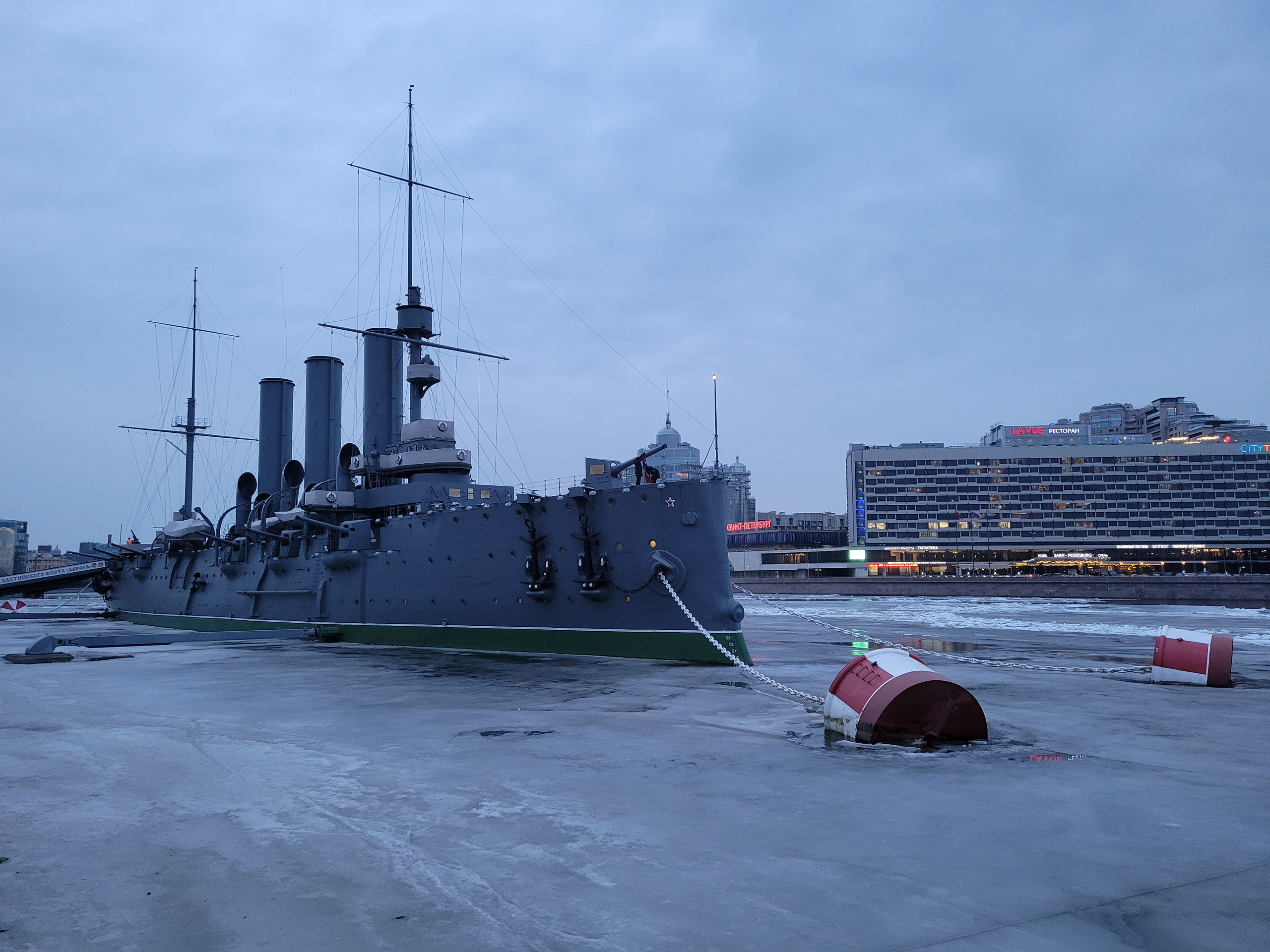 Вечереет, добрались до крейсера революции