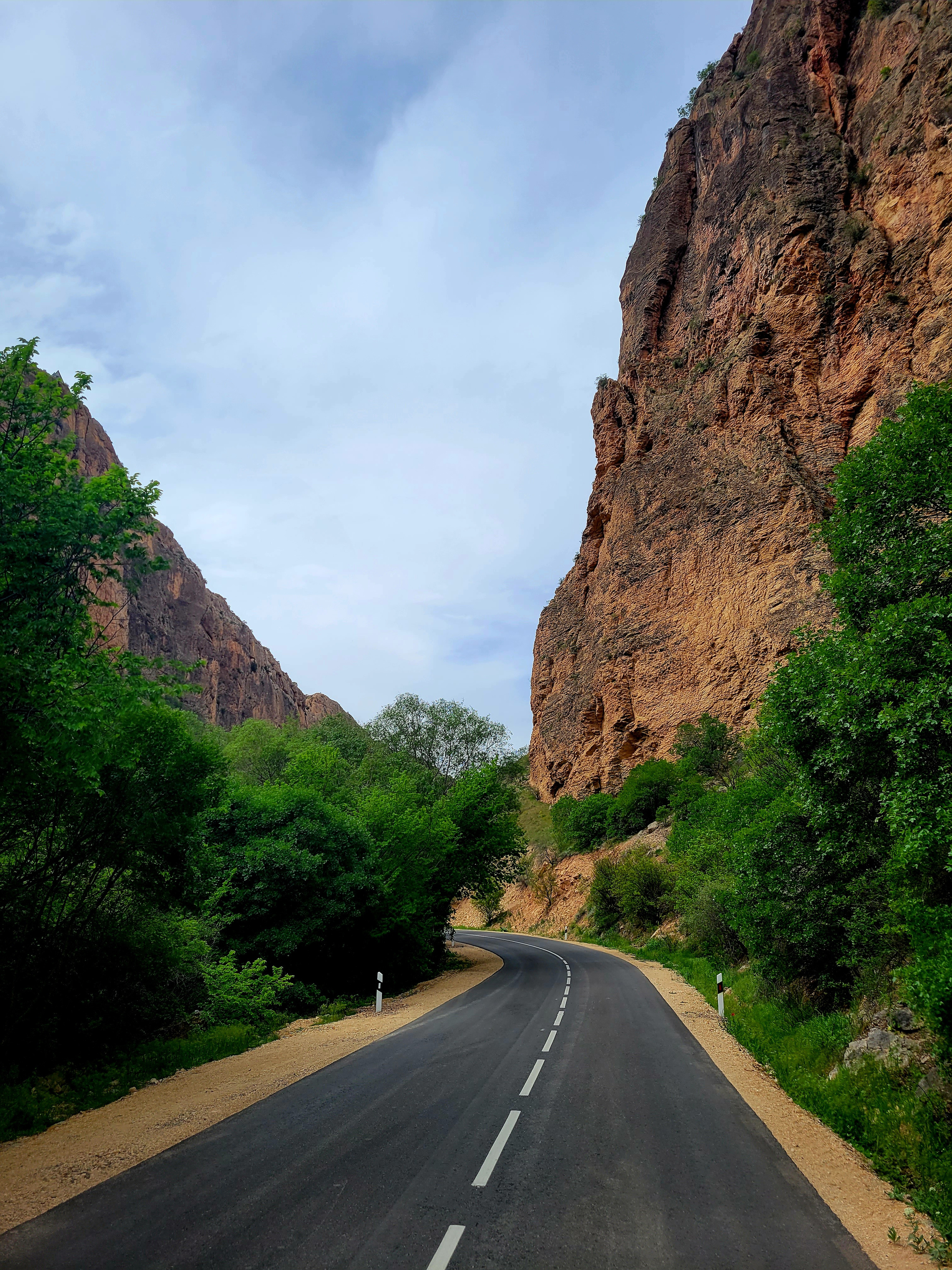 В нем расположены пещеры. В одной из них, Арени, найдены первые следы виноделия в Армении