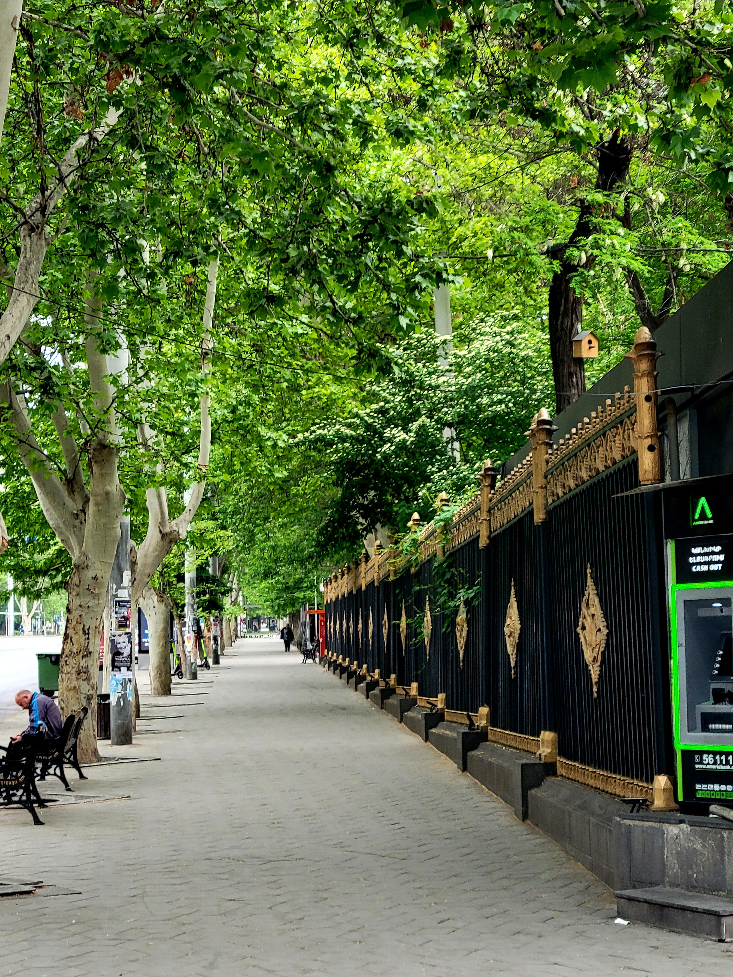 В 12 ночи шум стихал даже на самых шумных улицах и парках