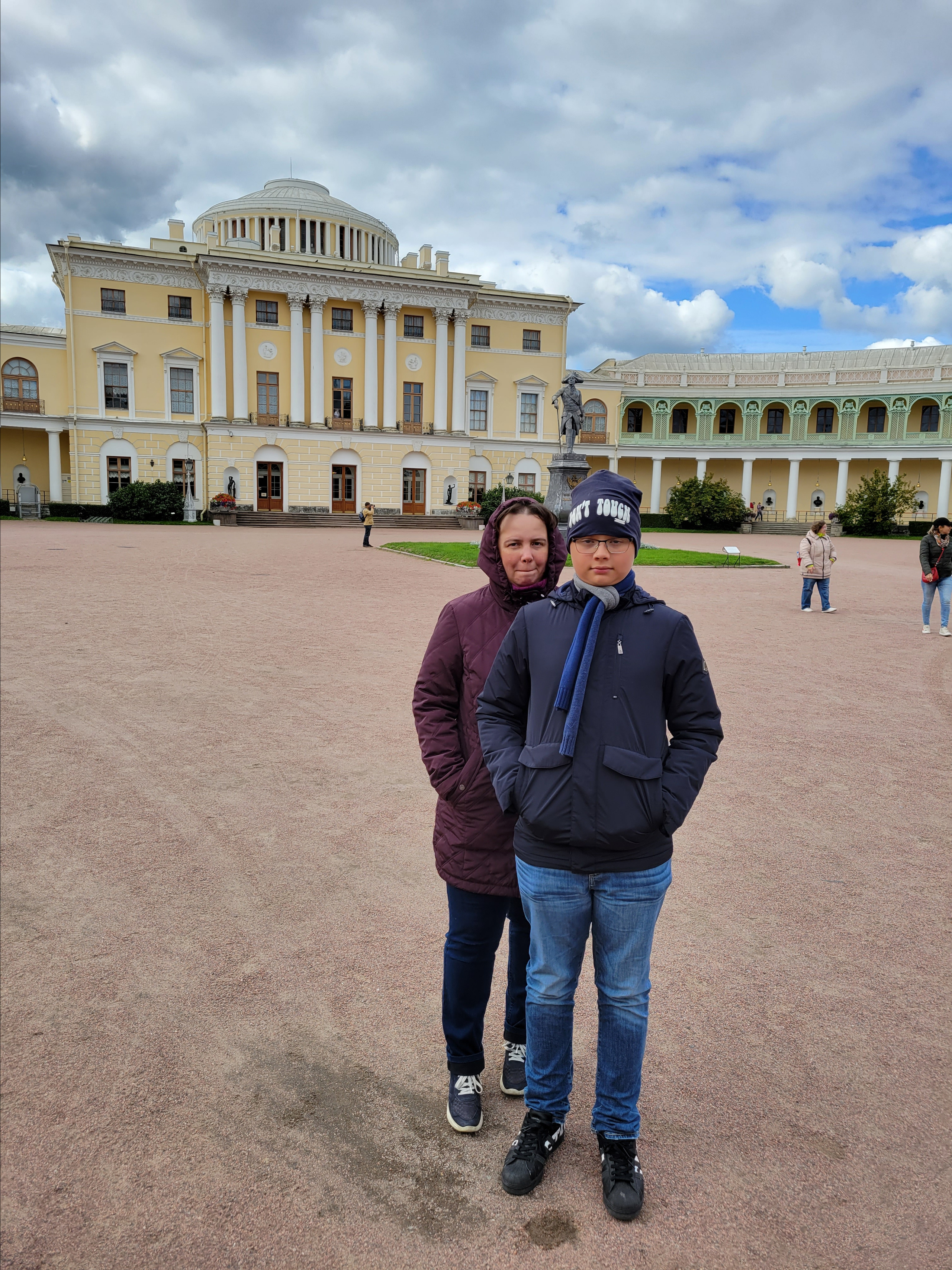 Красивый двор с круговыми галереями боковых флигелей