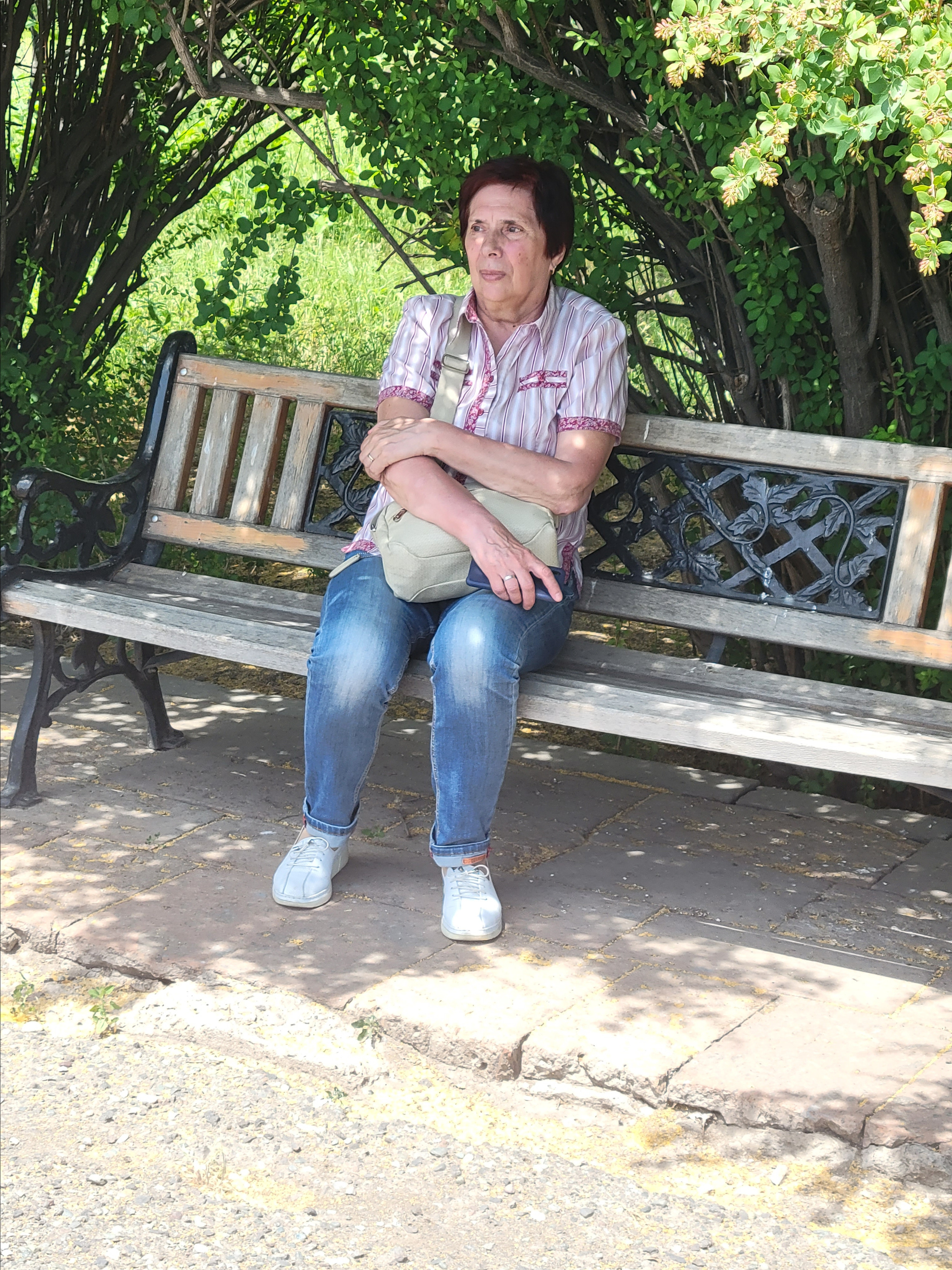 Место не самое раскрученное у туристов, хоть всего в 8 минутах от аэропорта. С нами гуляло несколько пар, и в конце приехала группа армянских школьников. 