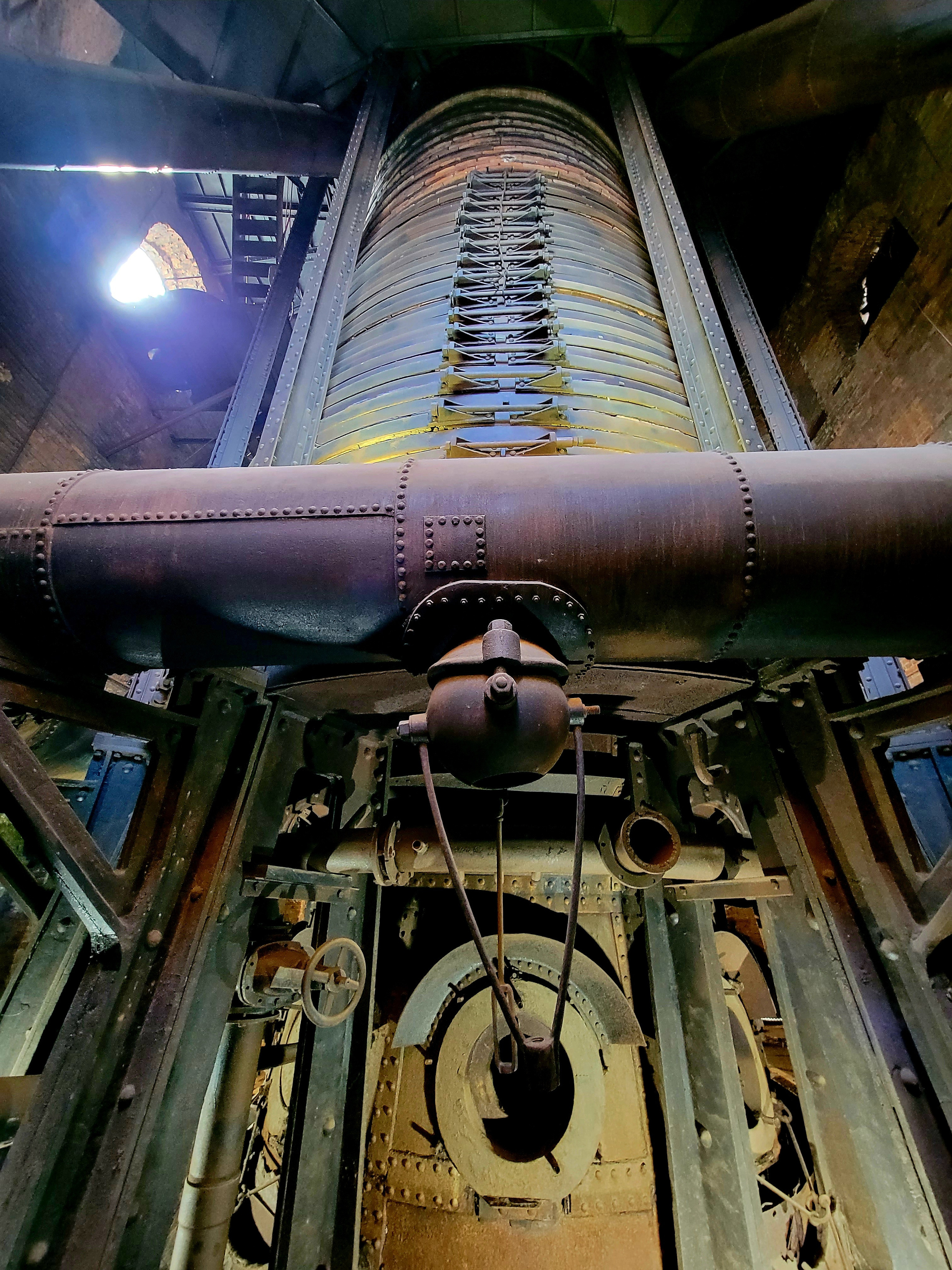 Кирпичная доменная печь, охваченная обручами