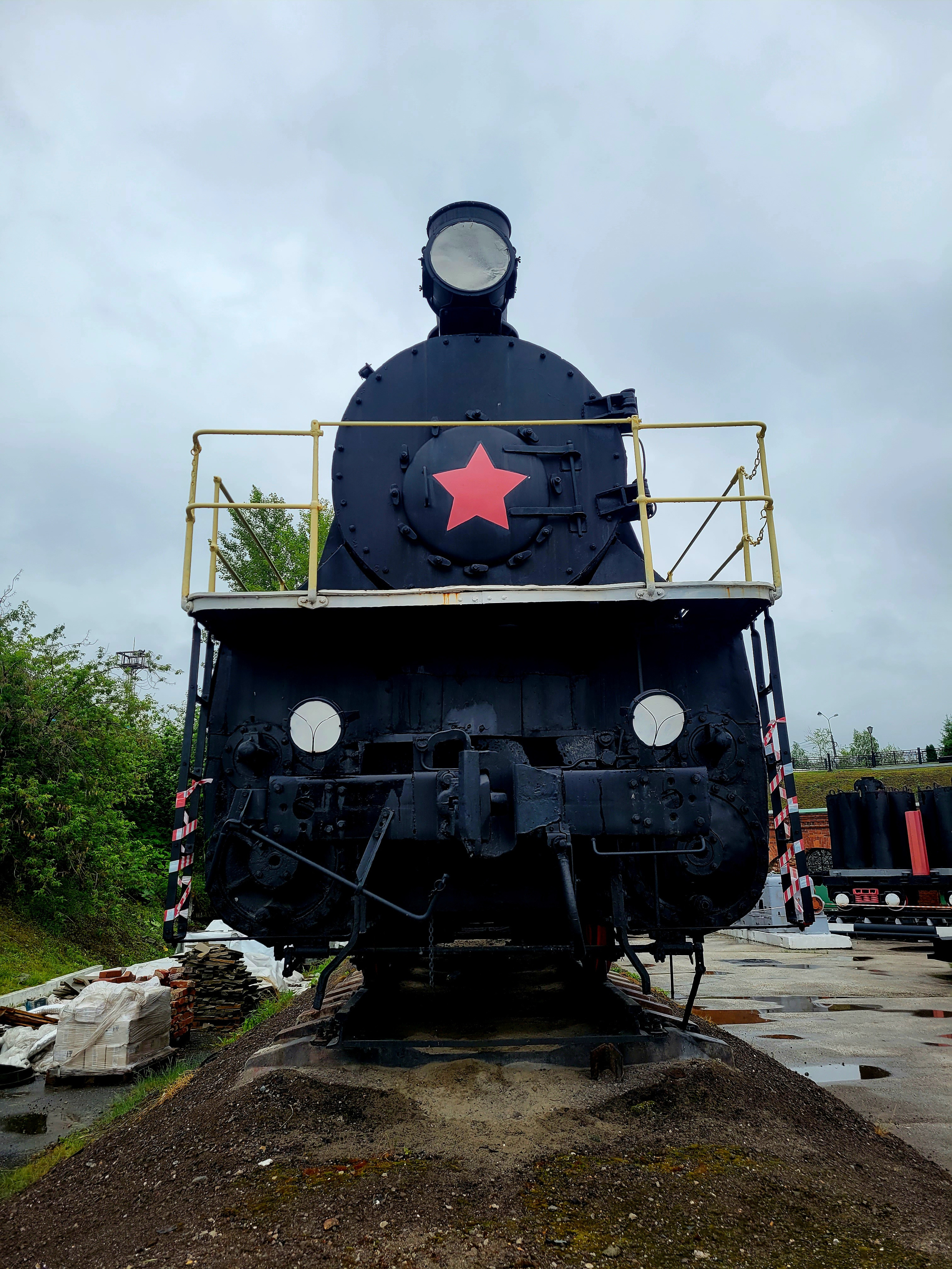 И дальше отправляют заказчикам. Паровоз музейный, жд работает уже давно на современной технике