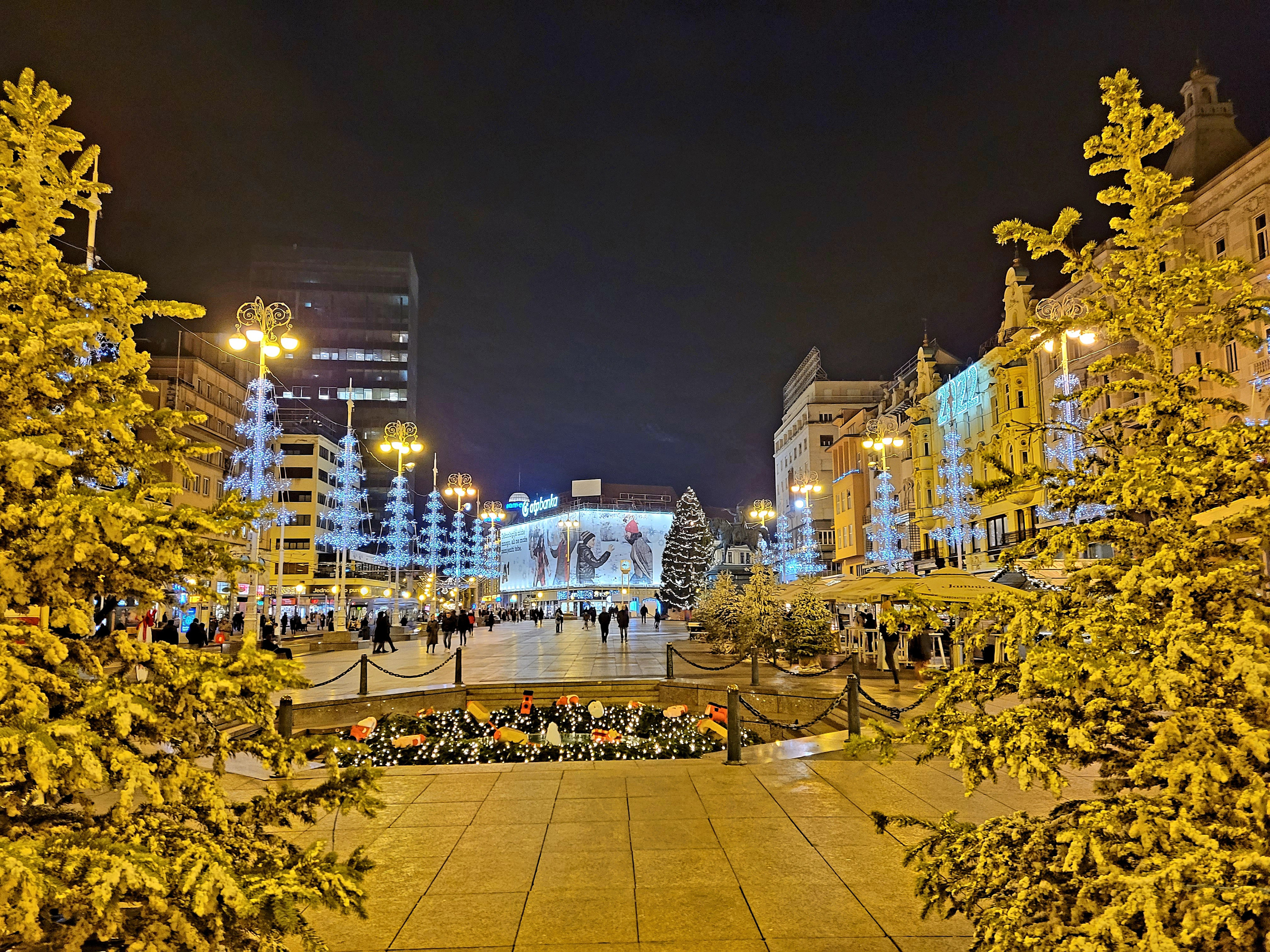 На центральной площади ярмарка, палатки с колбасками и глинтвейном