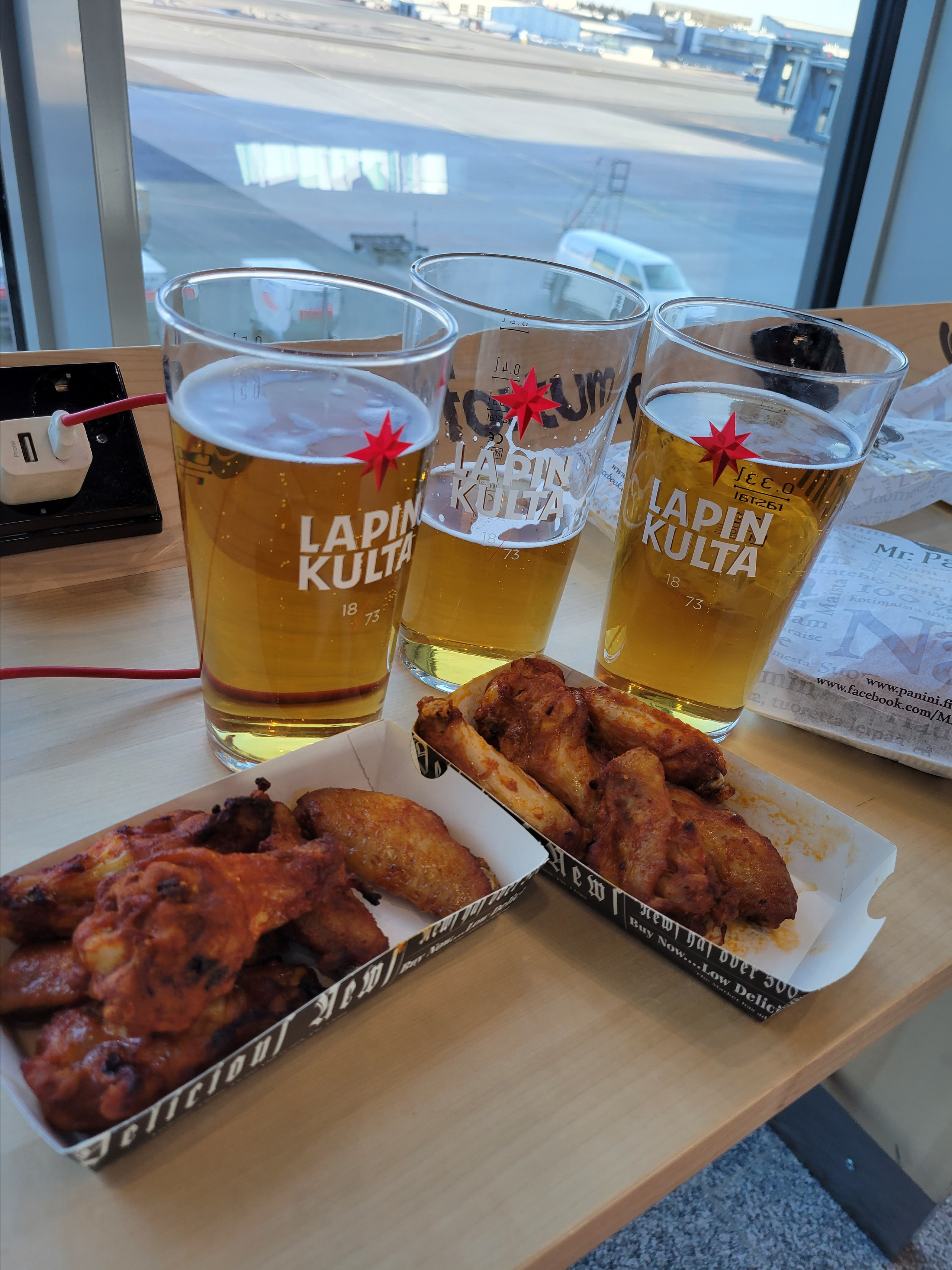 Успели попасть в единственно работающий магазин - купили еды. Разговорились с продавщицей. Она удивилась, т.к. на последний самолет заканчивалась посадка, а мы не торопились. Рассказали, что предстоит ночь. Спасибо милой девушке - посоветовала купить пледы.