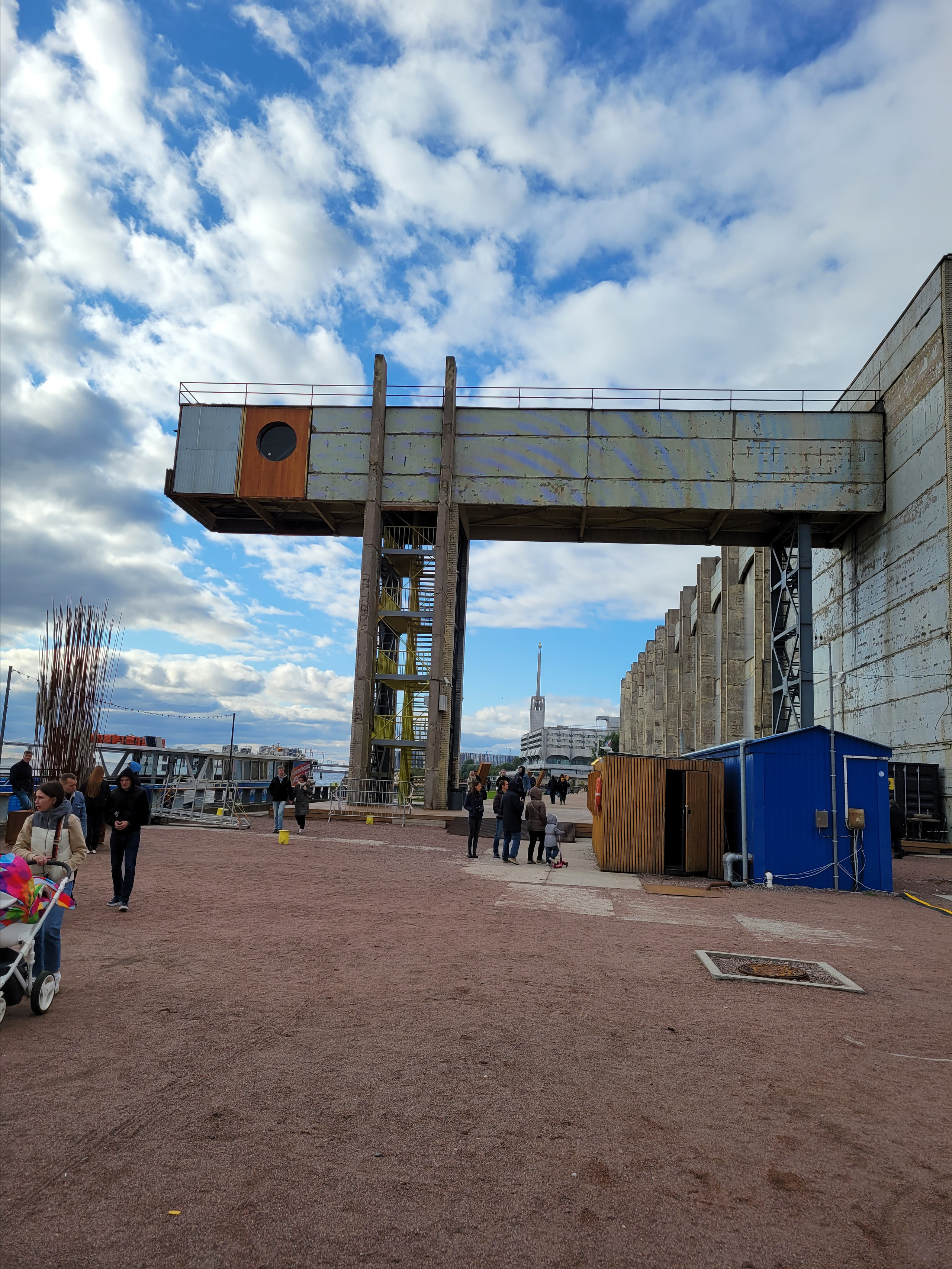 Остатки монументального советского прошлого порта