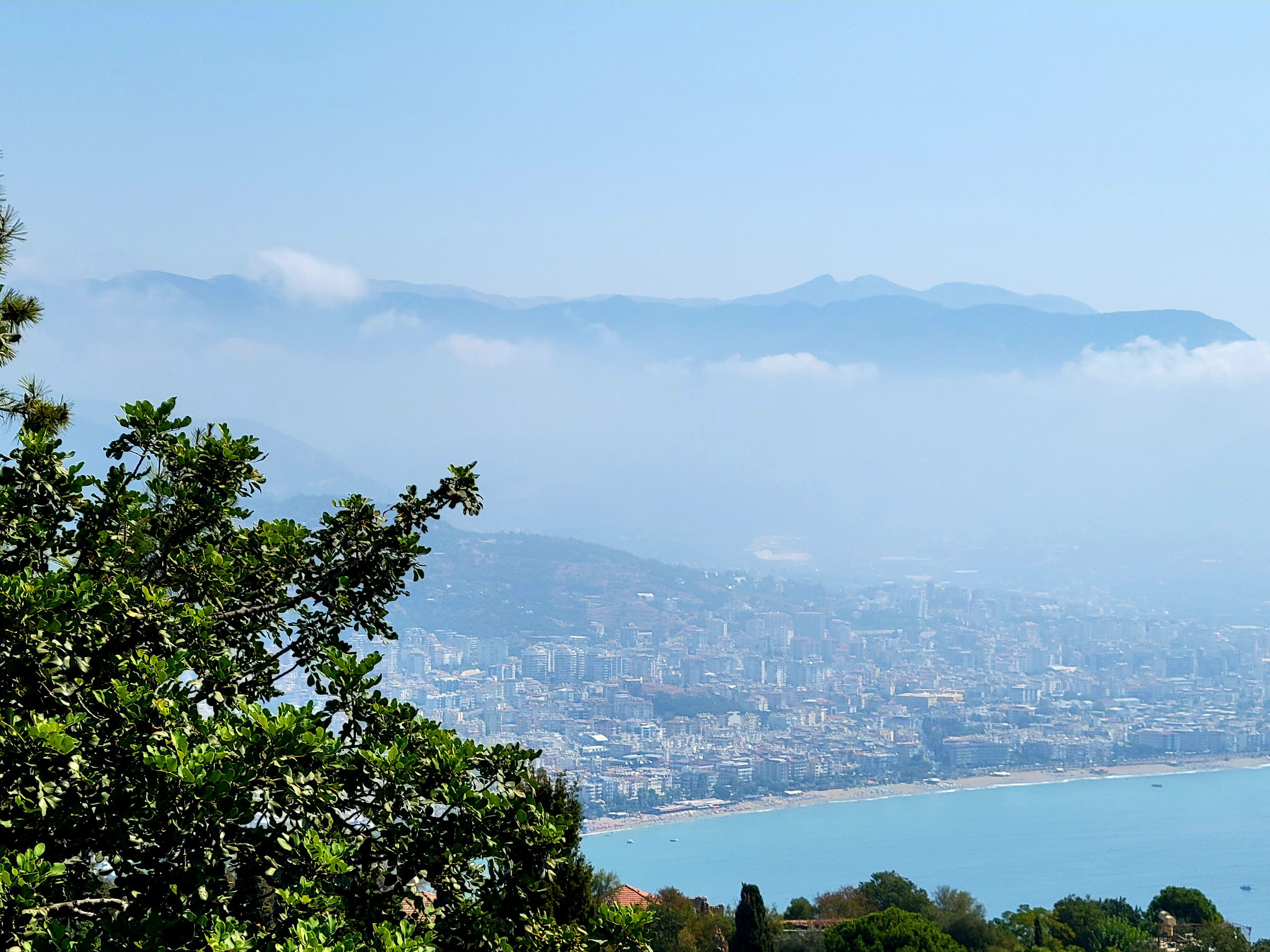 Из-за тумана и облаков проявилась гора