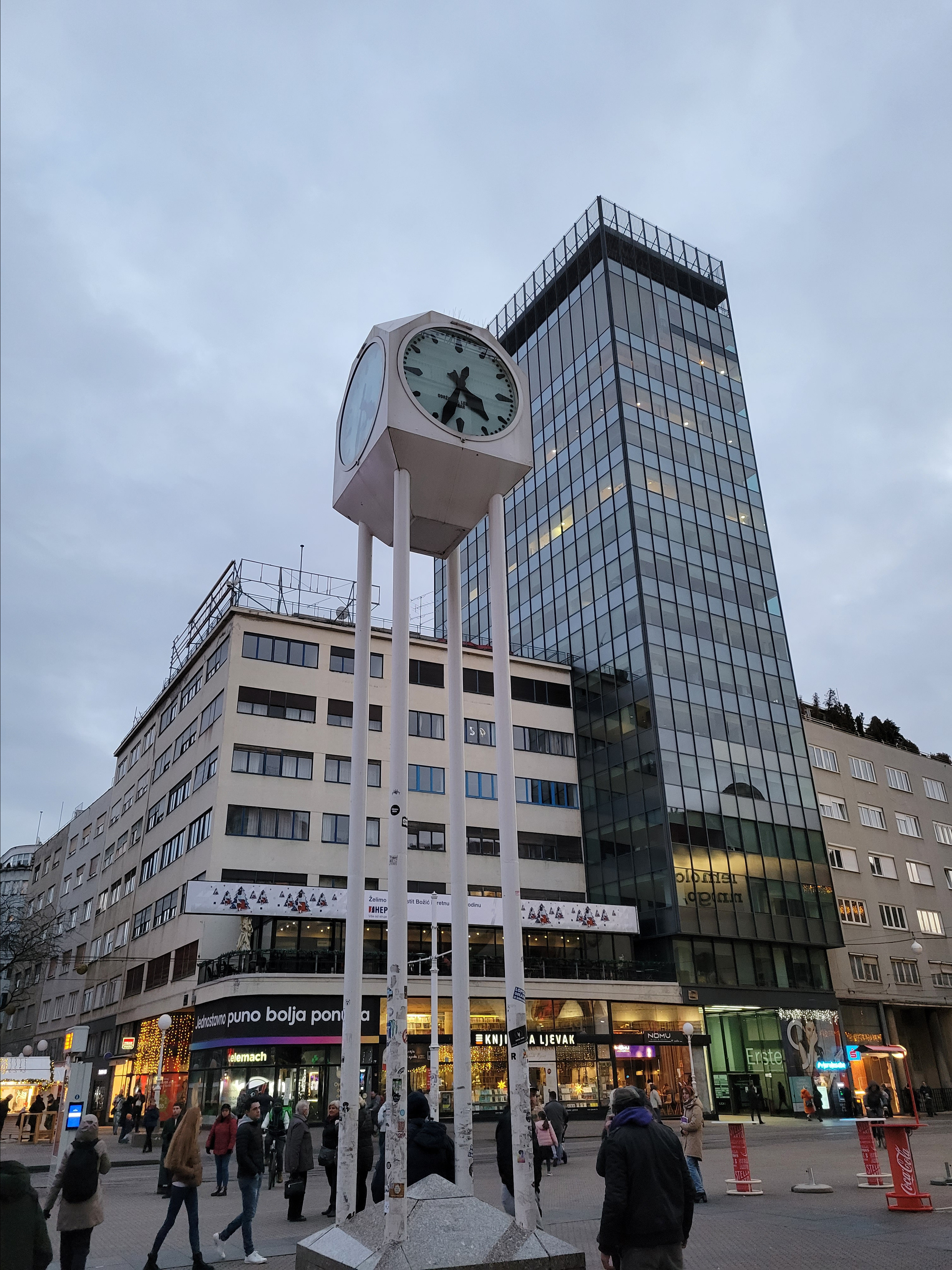 На крыше смотровая площадка - но по случаю Covid закрыта