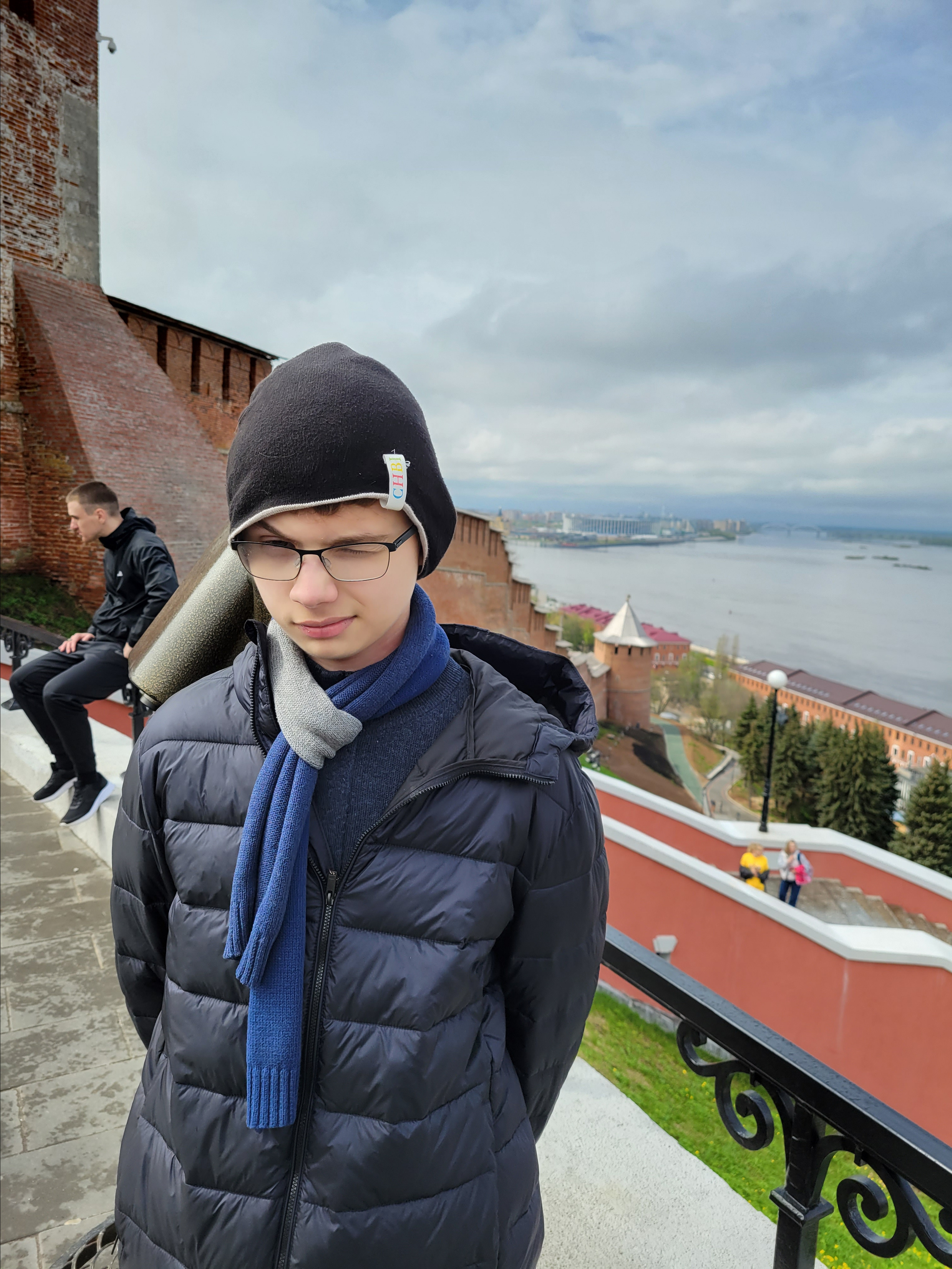 Наверху лестницы Чкалова. Тучки отступили, пригрело солнышко