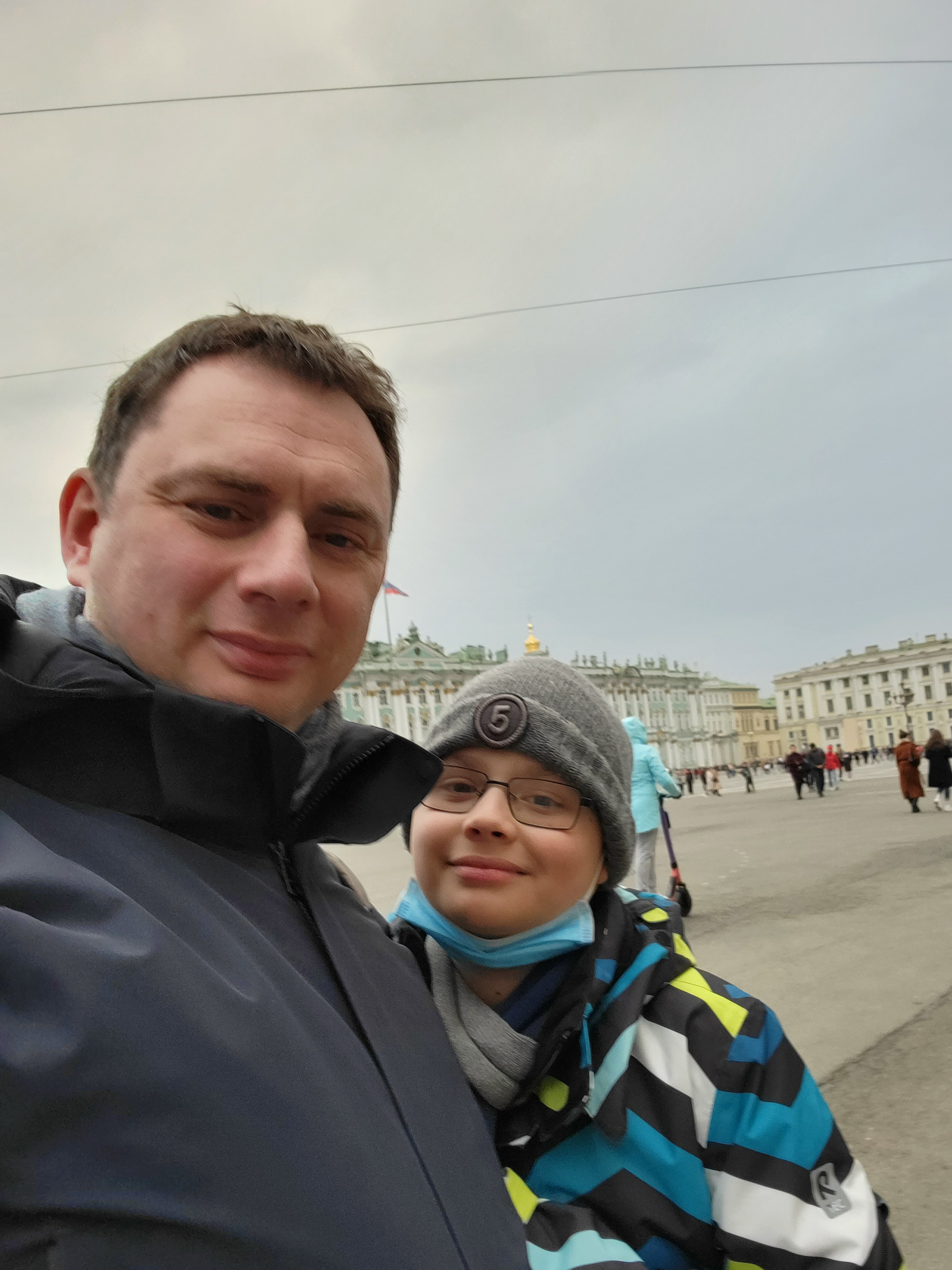 Масочный режим не отменен. Маску проще не снимать, а сдвигать