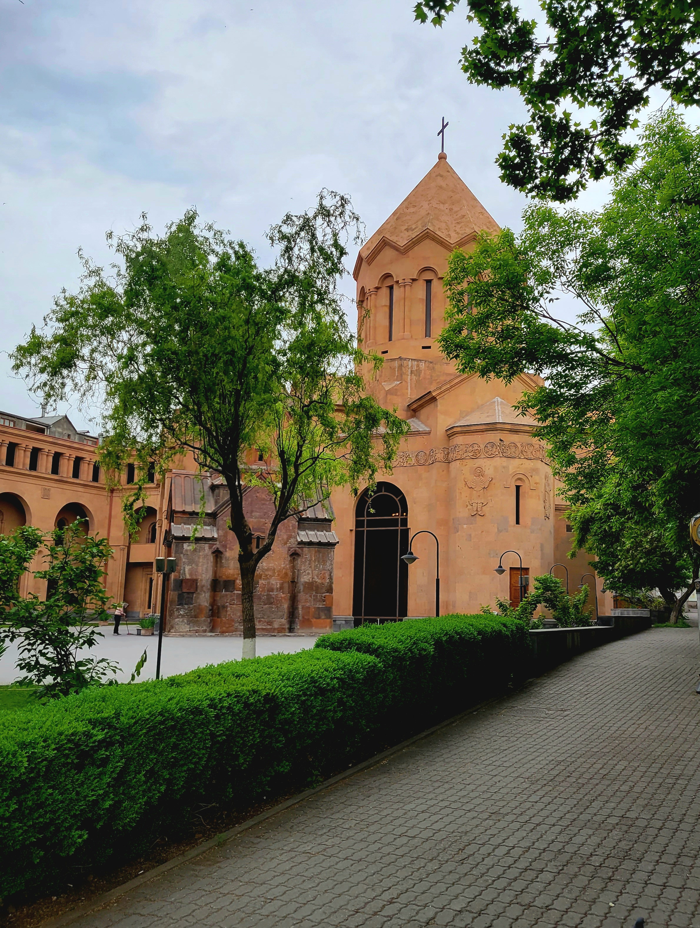 Церковь св Анны. Как многие постройки в Армении - из туфа, теплого персикового цвета