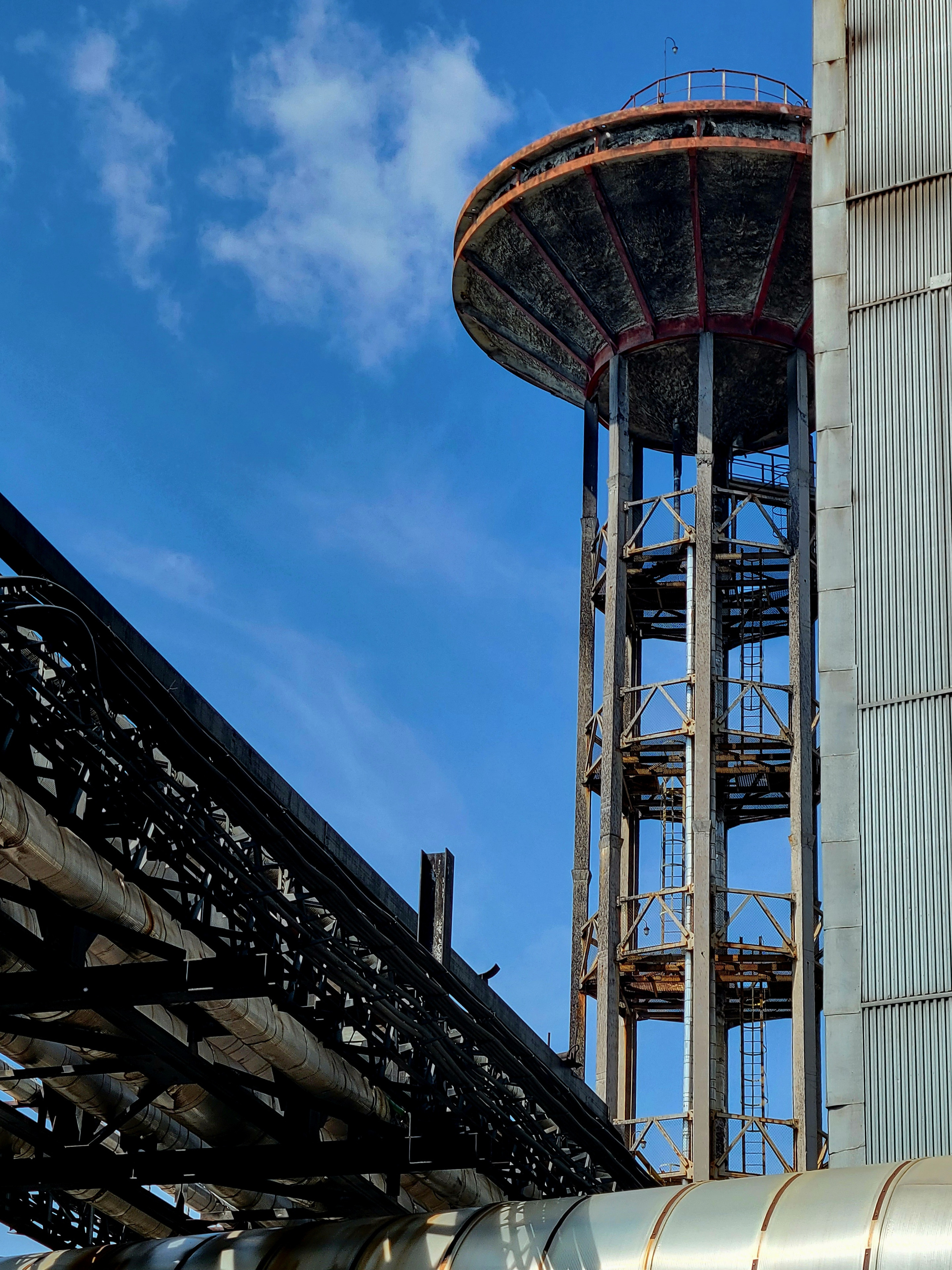 Водонапорная башня, в которой хранится резервный запас воды для охлаждения печи
