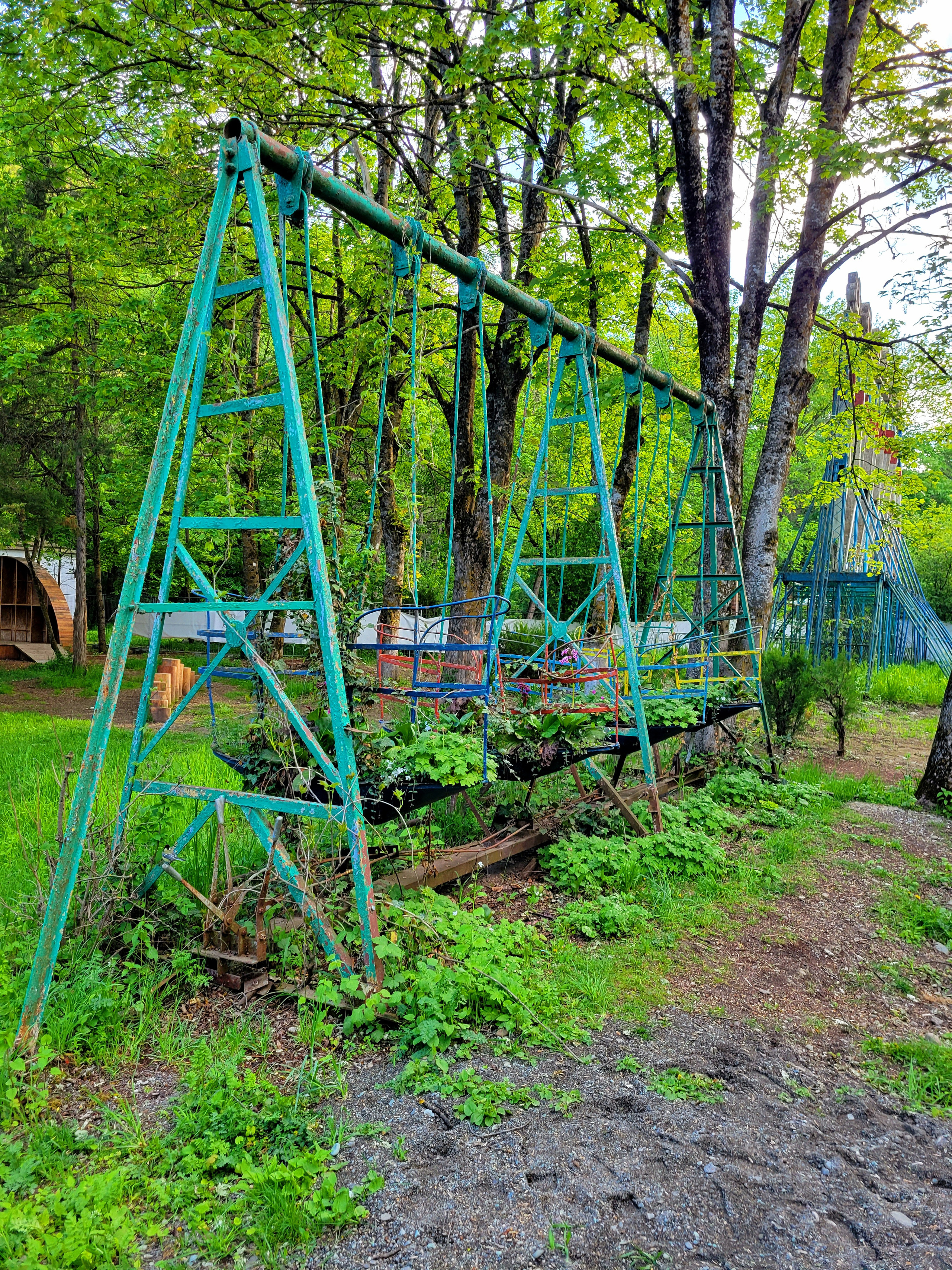 Прогулялись потом по Дилижану. Вкусно. Сам город особо не впечатлил. Напоминает горные курортные города Италии, но в сильно запущенном состоянии. В городском парке качели из 70-80-х превратили в клумбы