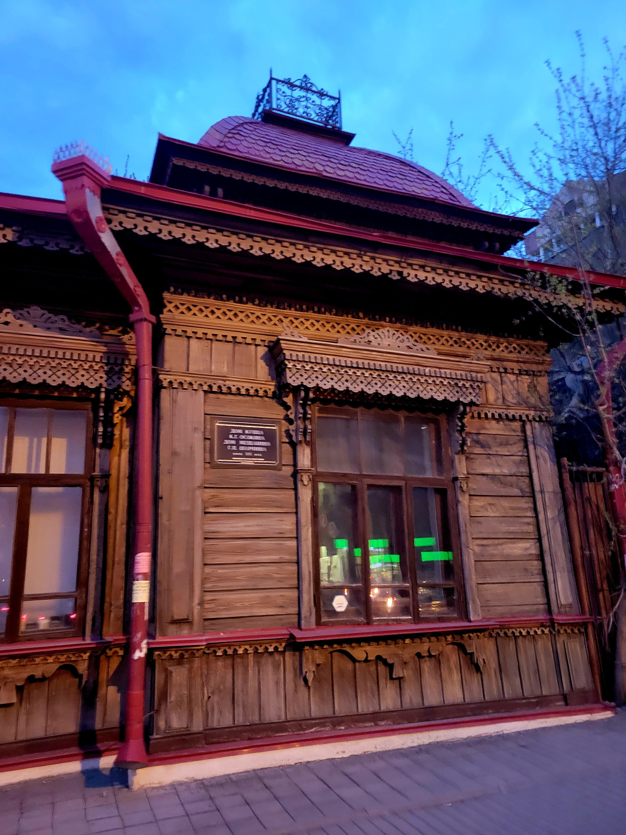 А рядом с небоскребами вот такие уютные усадьбы XVIII - XIX вв