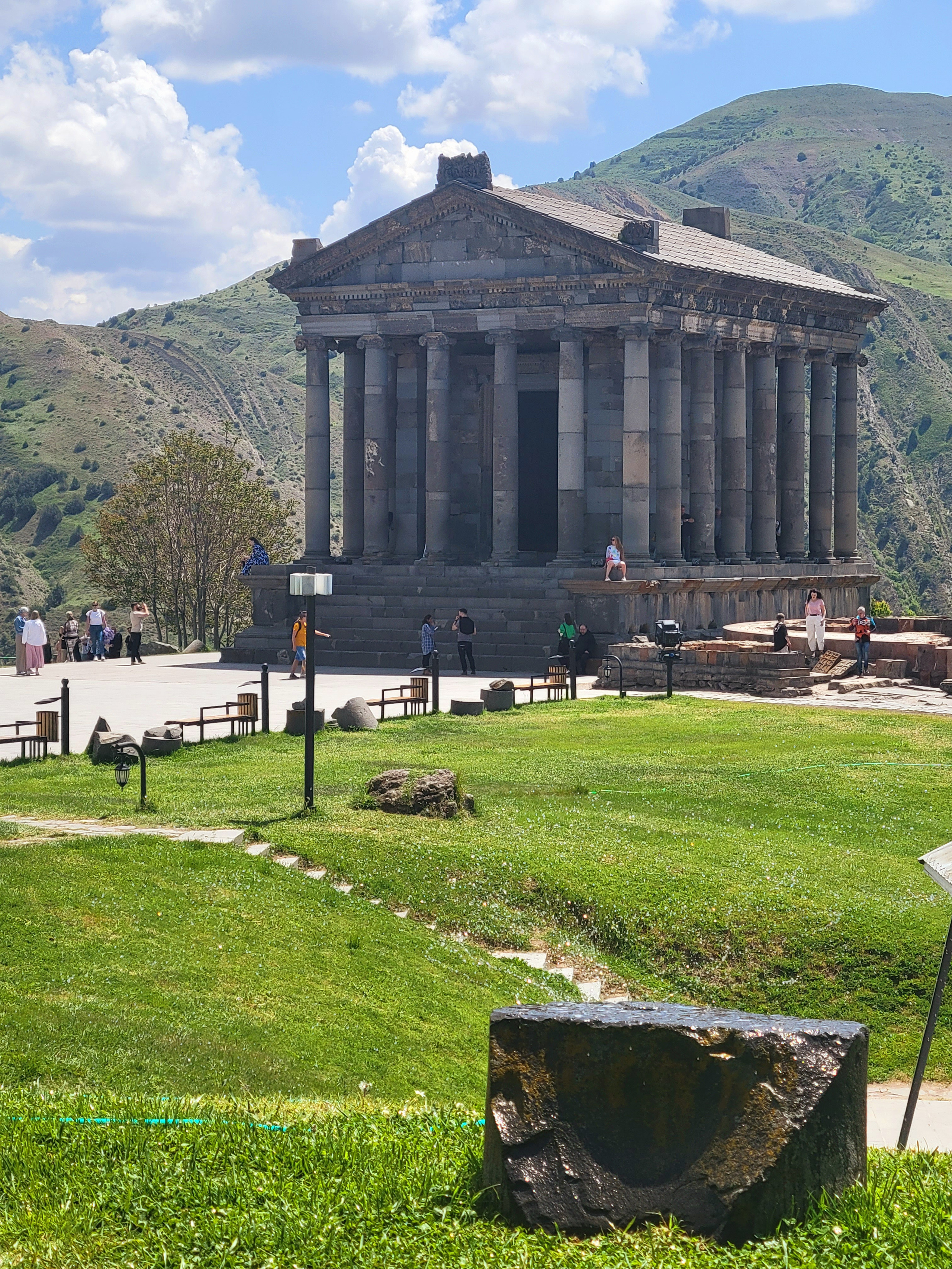 Трекинг - 13.5 км в одну сторону. Но в приложении HIKEArmenia есть и краткий путь. Спонтанно за обедом решили прогуляться вниз по дороге/тропинке, а дальше - до деревни и на такси вернуться