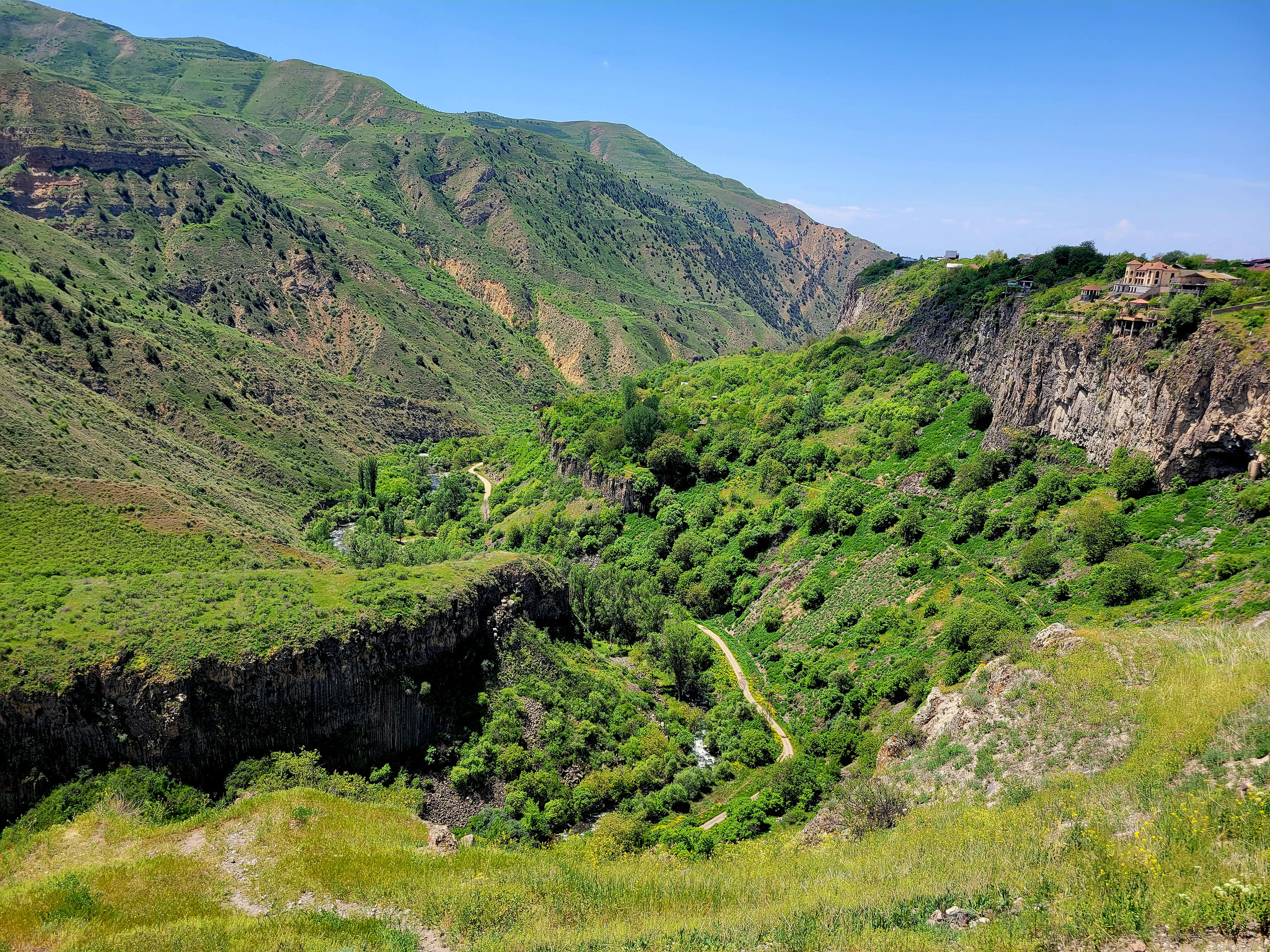 Виды, зелень вокруг, шум речки внизу