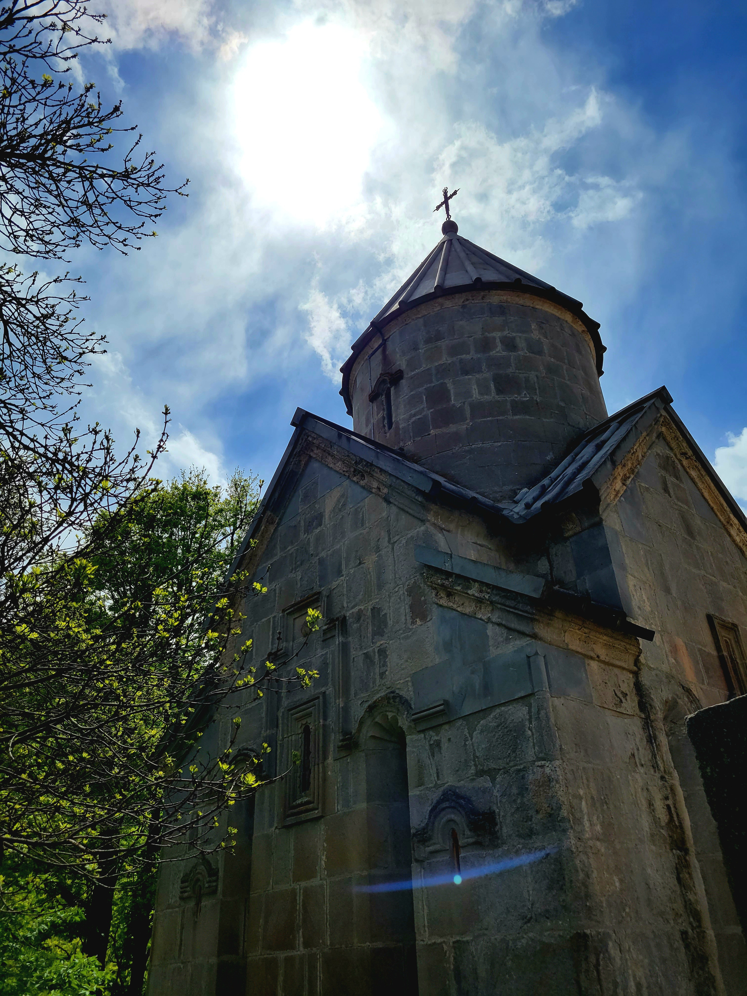 Игорек с мамой решили не карабкаться по скалам, а спокойно изучали монастырь