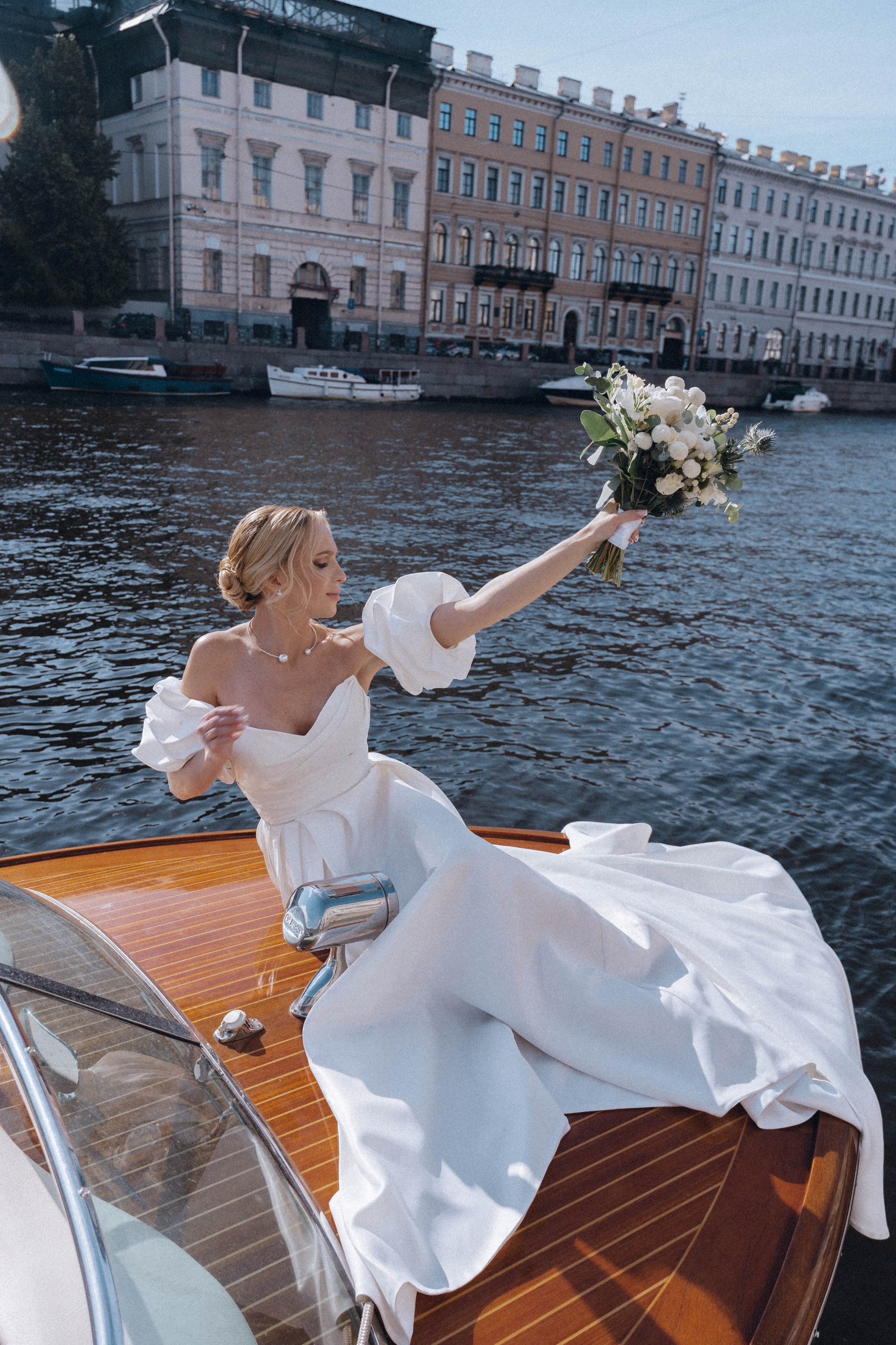 СВАДЕНБНАЯ СЬЕМКА НА КАТЕРЕ ПО КАНАЛАМ САНКТ-ПЕТЕРБУРГА И В АКВАТОРИИ НЕВЫ. Профессиональный фотограф, Санкт-Петербург — Виктория Богомолова
