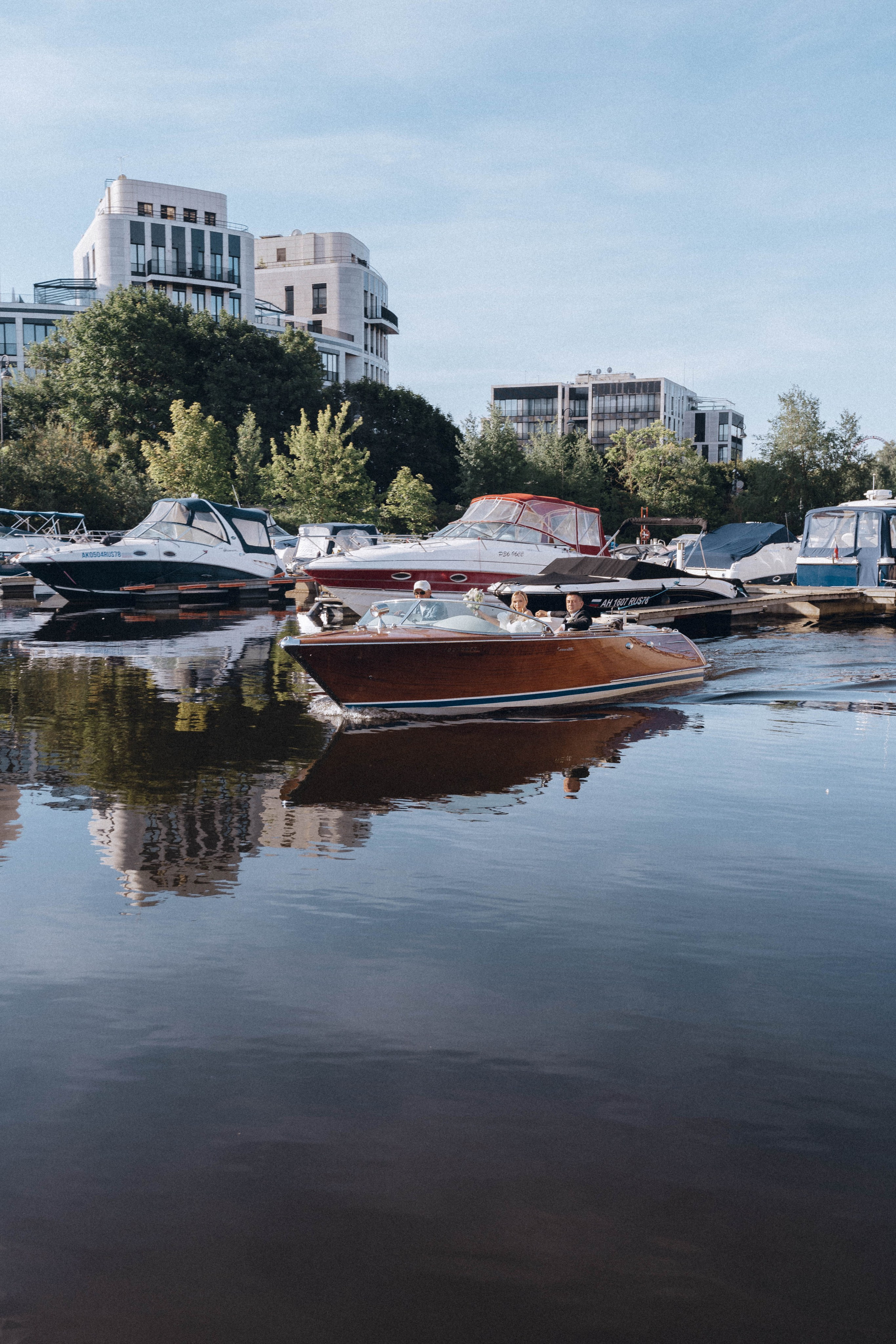 СВАДЕНБНАЯ СЬЕМКА НА КАТЕРЕ ПО КАНАЛАМ САНКТ-ПЕТЕРБУРГА И В АКВАТОРИИ НЕВЫ. Профессиональный фотограф, Санкт-Петербург — Виктория Богомолова
