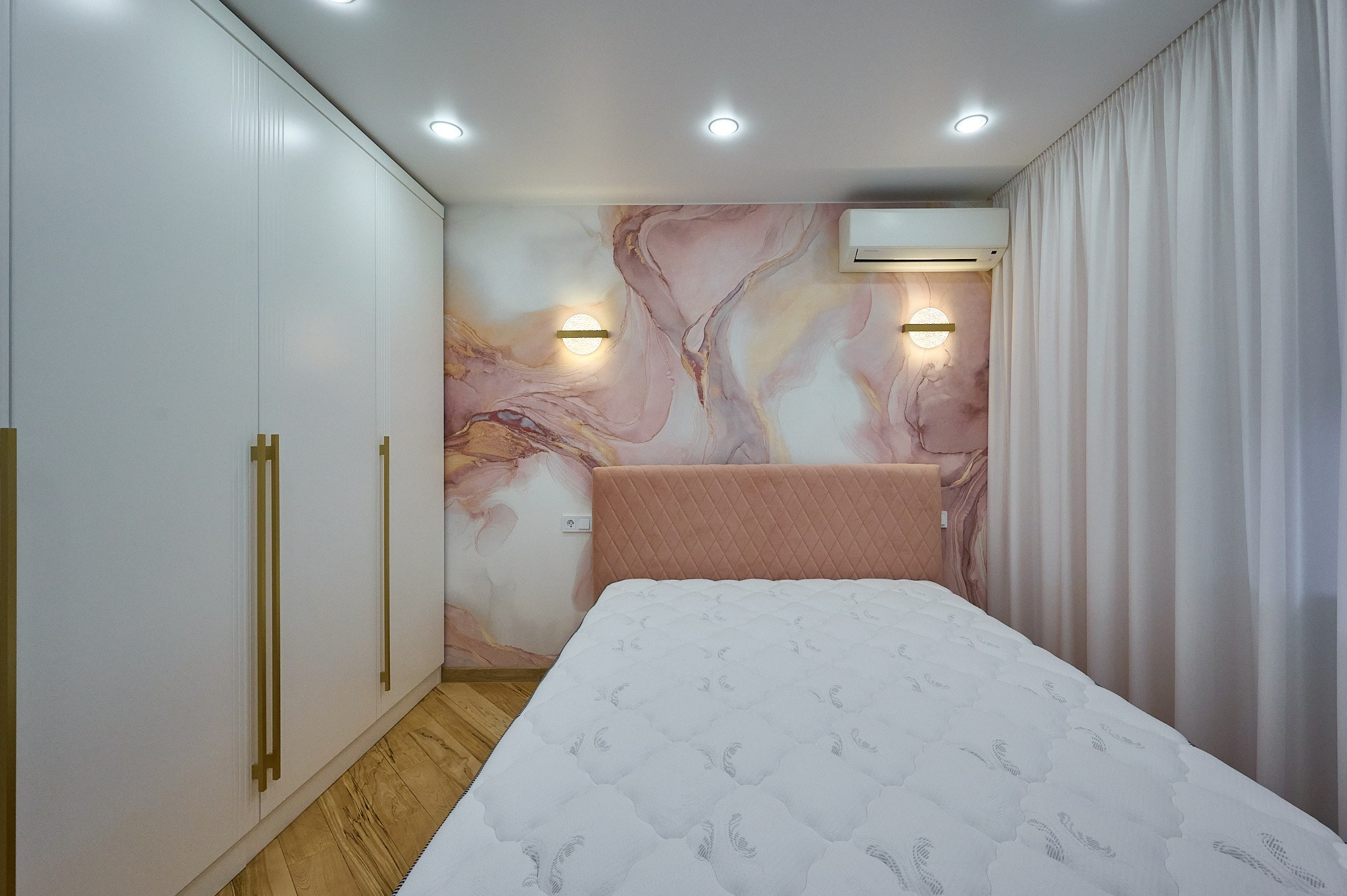 комната цветная стена белый шкаф белые прозрачные шторы кровать 