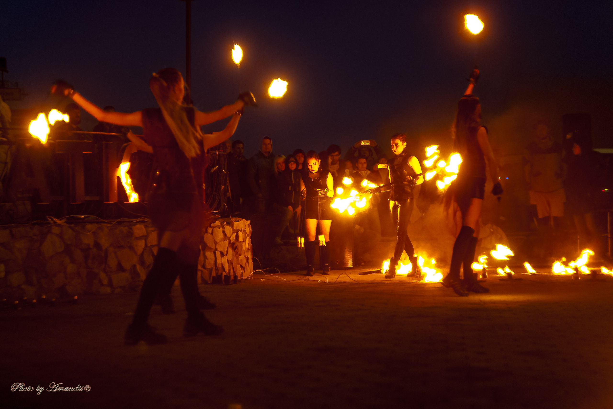 Огненное шоу у памятника «Здесь начинается Россия». Камчатка. Май 2017. Репортажная съемка в Москве и области. Анималистика