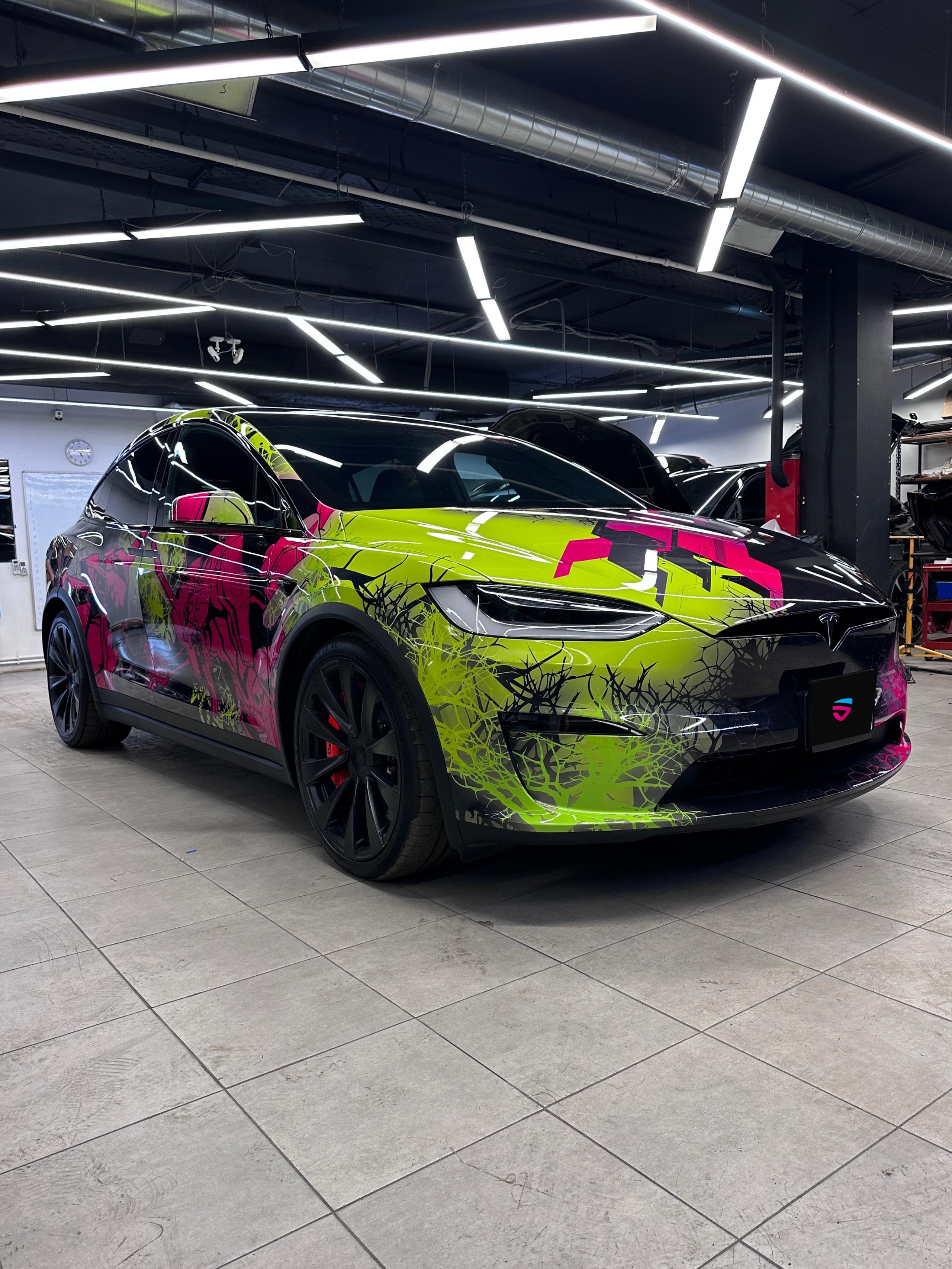 Винилография на Tesla Model S Plaid. Студия дизайна и оклейки авто Barmaley Design