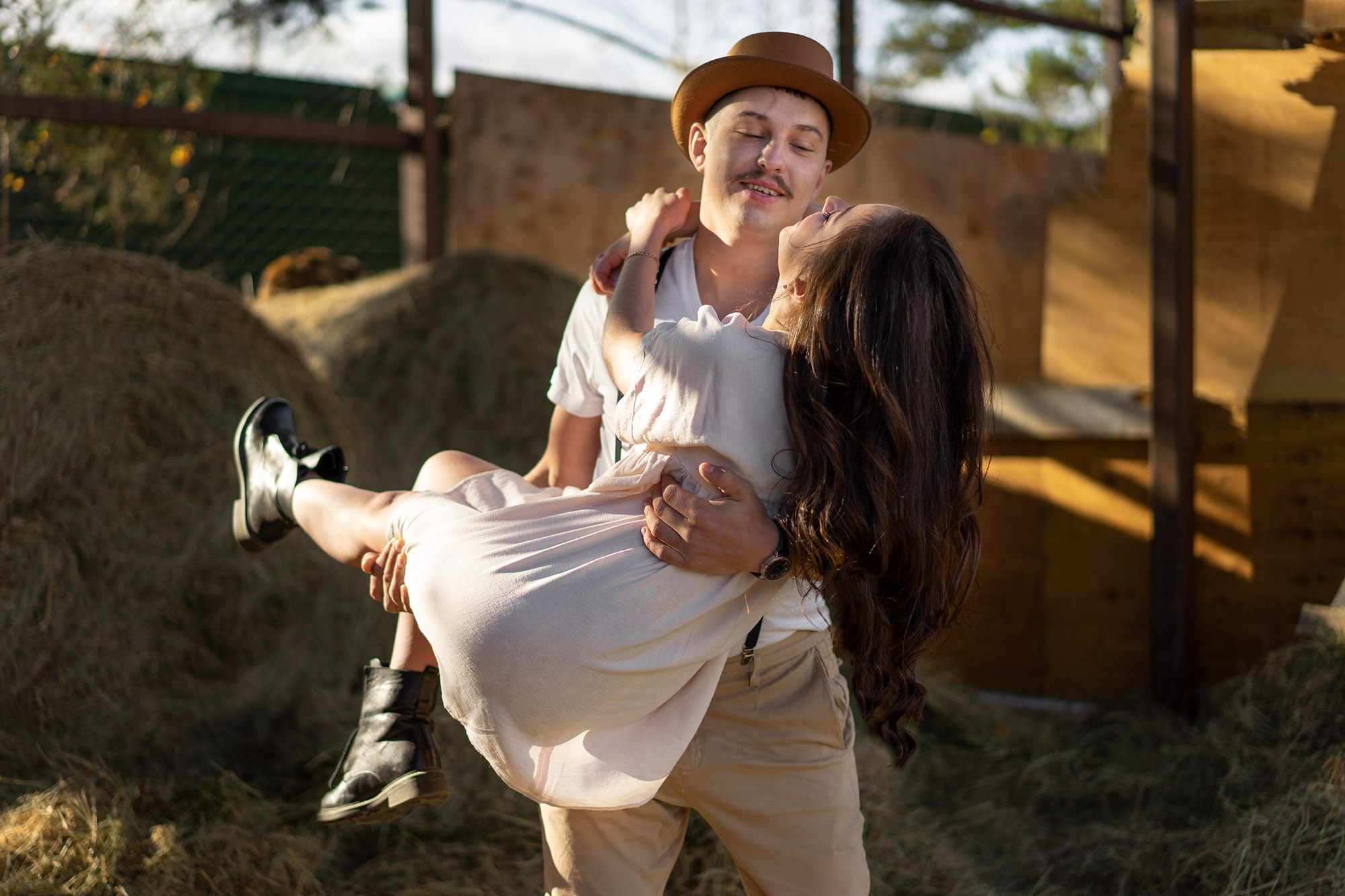 Фотосессия влюбленных в конюшне. Фотограф Екатеринбург Кокшарова Александра