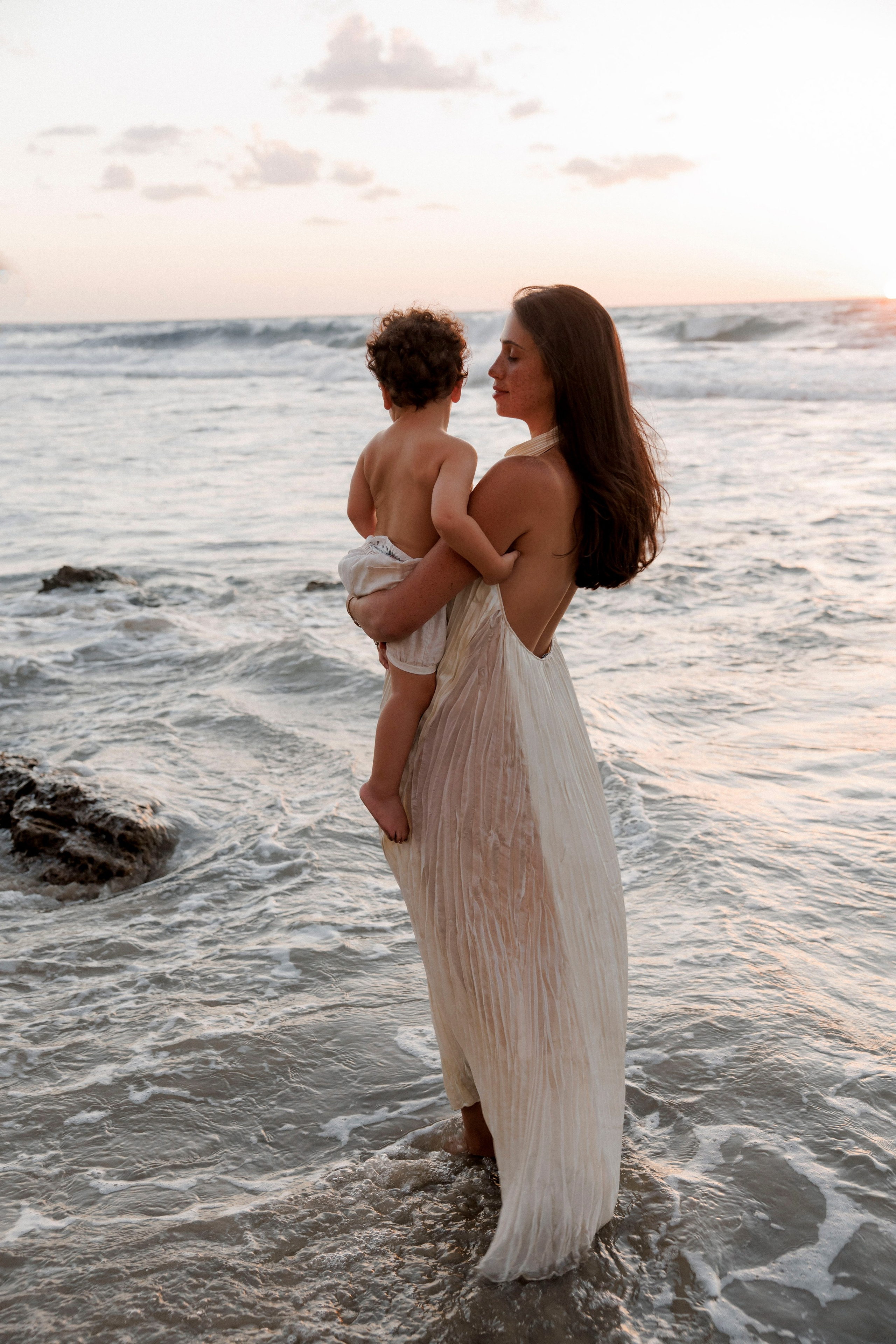 Pregnancy photoshoot near the sea. Wedding and family photographer