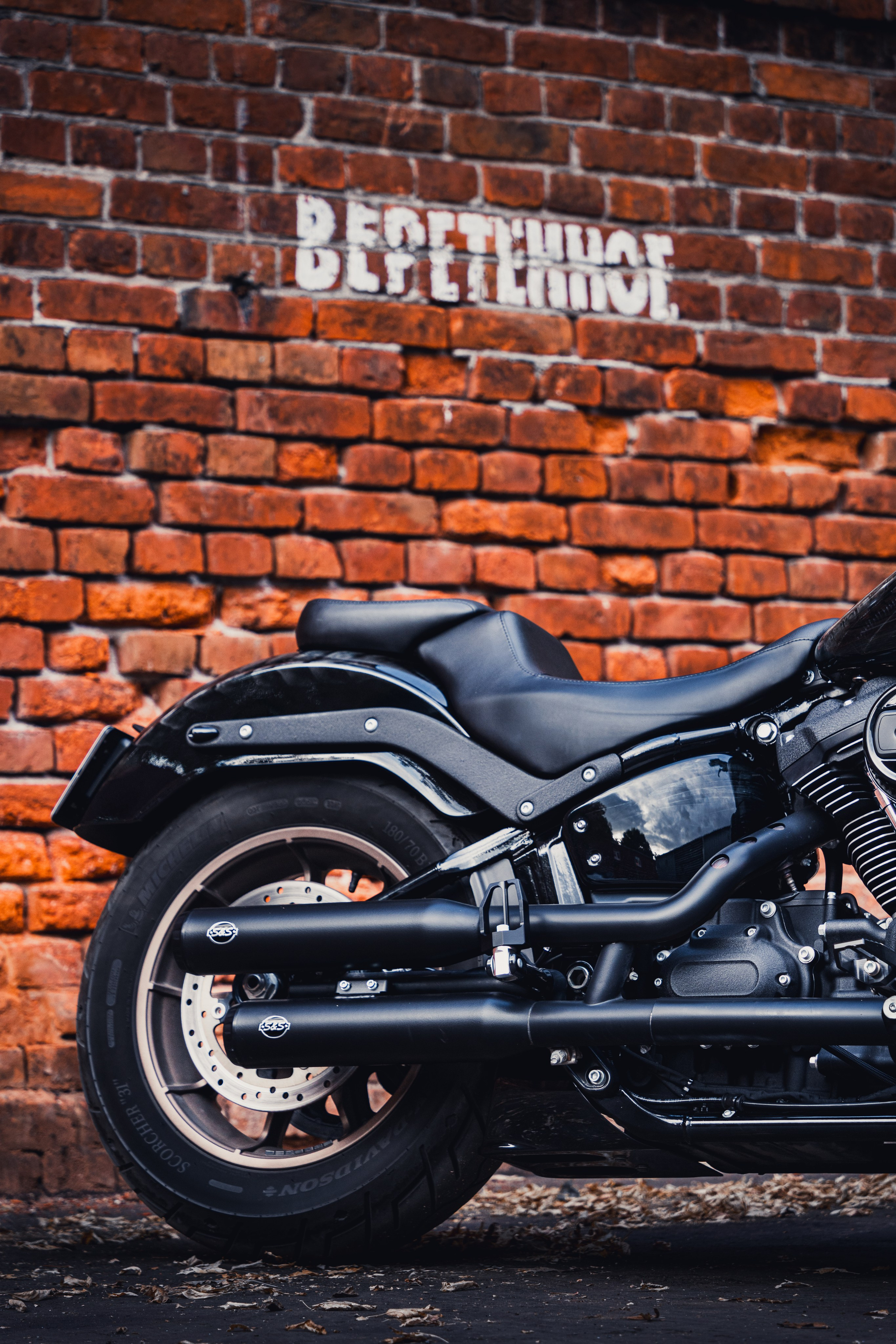 Мотоцикл Harley-Davidson с аэрографией «Чужой», кирпичный фон, вид под углом