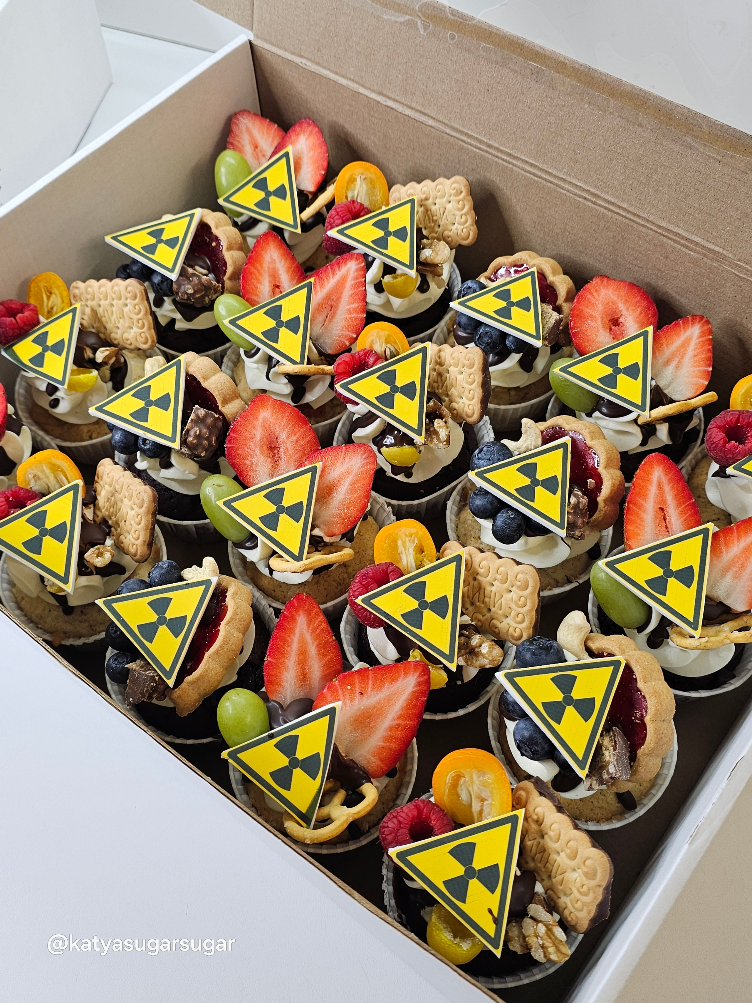 Капкейки фуршетные с логотипом. Katyasugarsugar капкейки, зефир, торты Москва