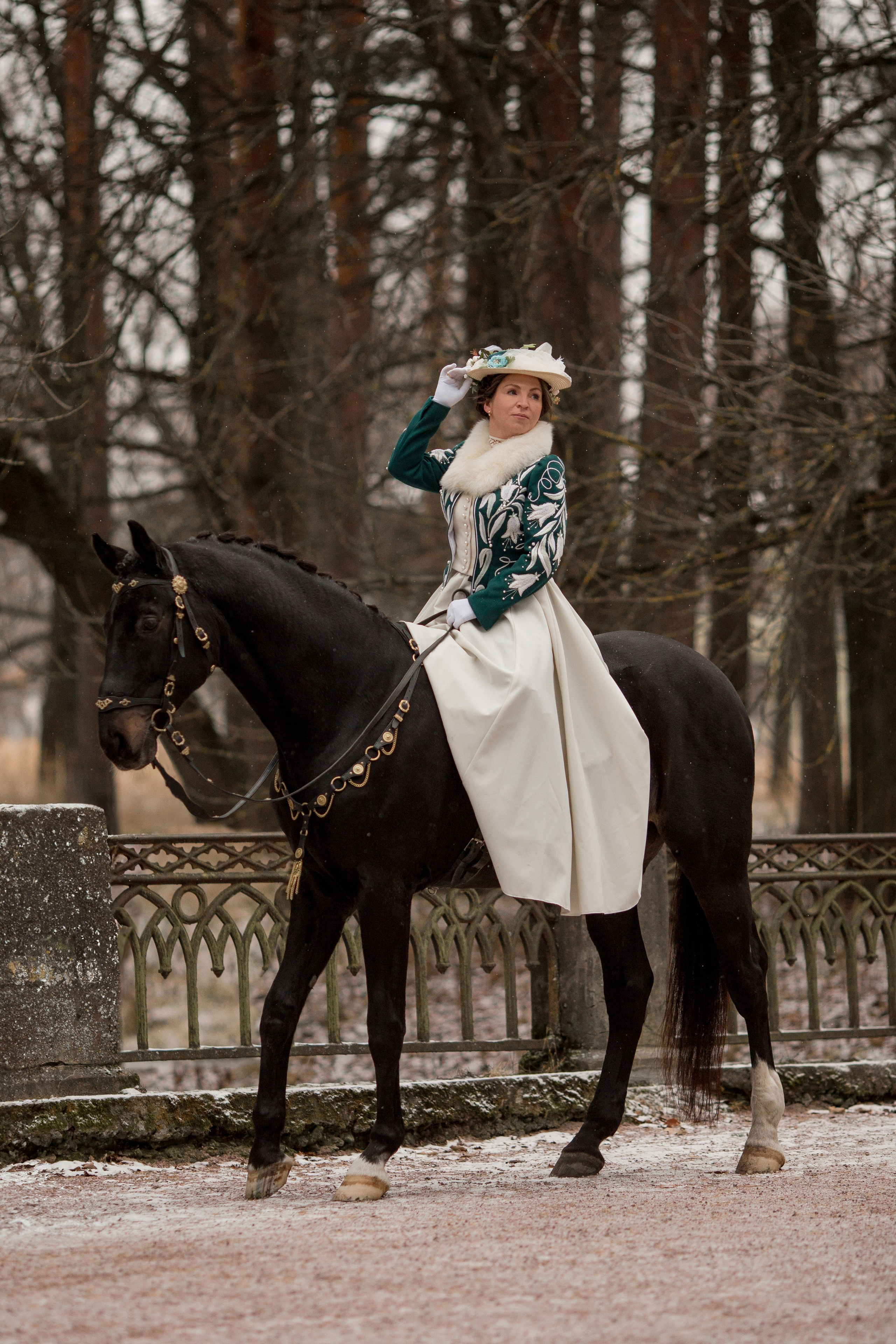 Фотосессия с лошадью у вокзала Новый Петергоф