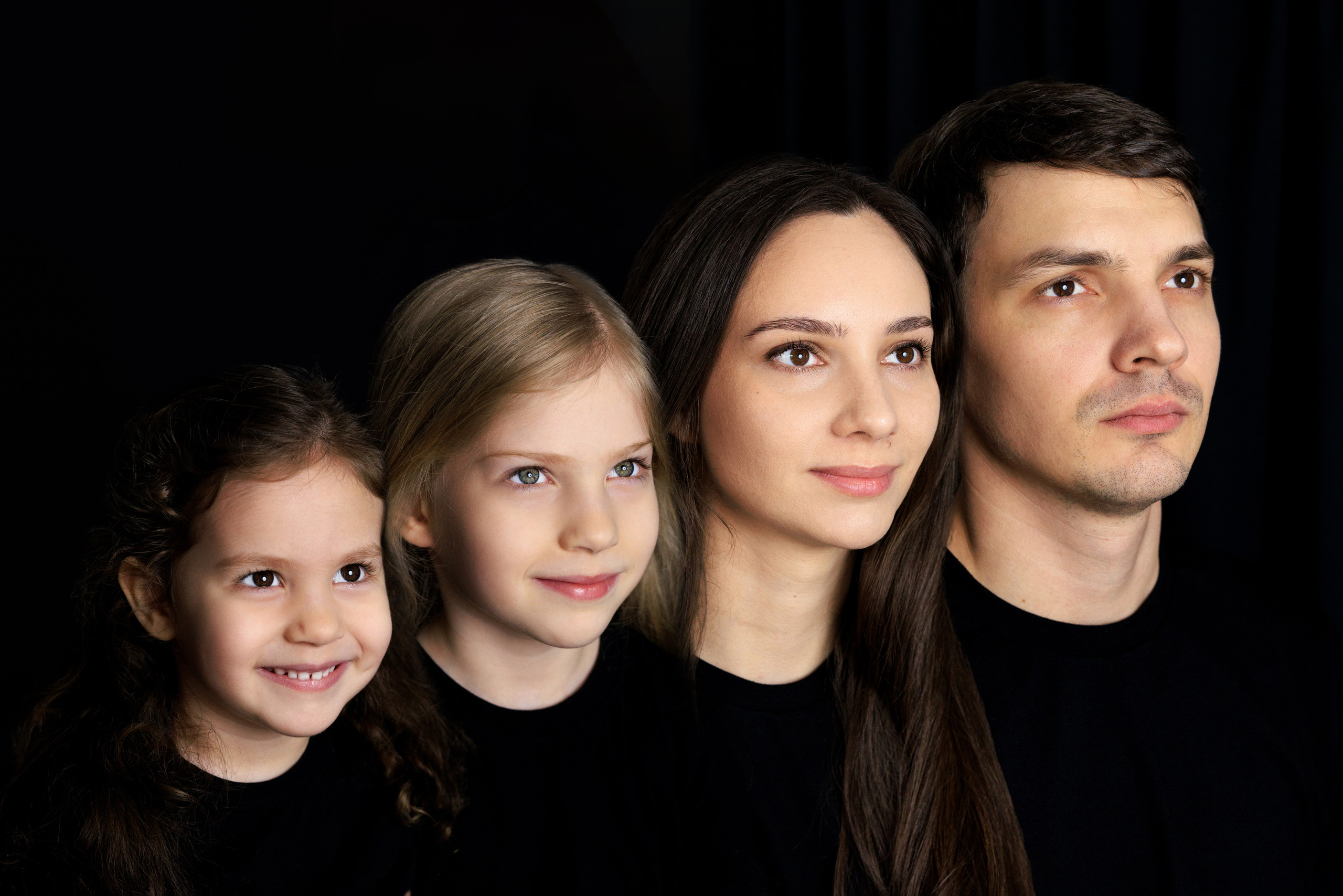 Портрет поколений на чёрном фоне. Семейный и детский фотограф в Краснодаре Анна Трашкова