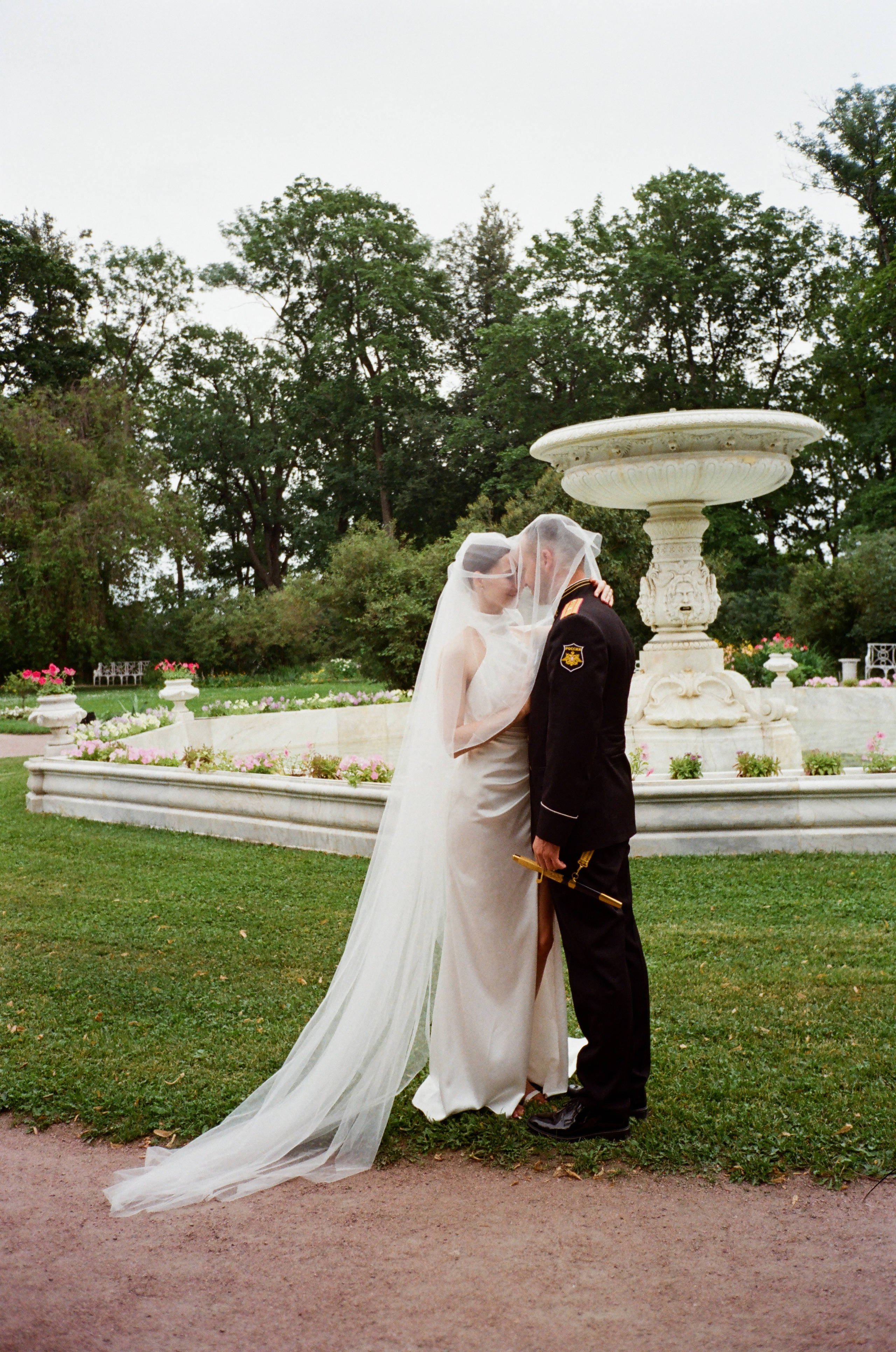 Свадебная фотосессия на пленку. Сестры Карабаза. Фотографы и ретушеры в Москве и Санкт-Петербурге