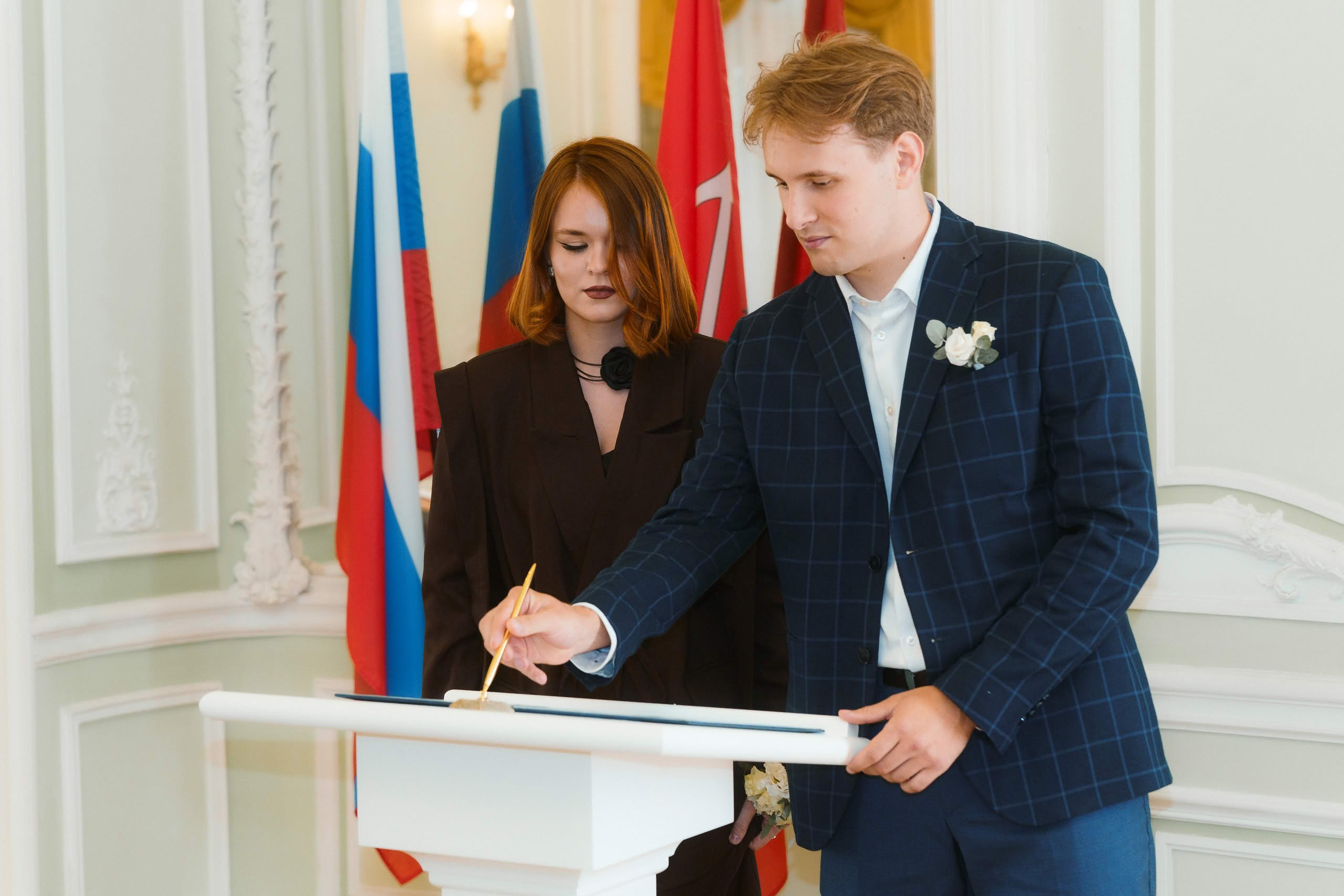 Свидетели подписывают документы в ЗАГСе Петроградского района