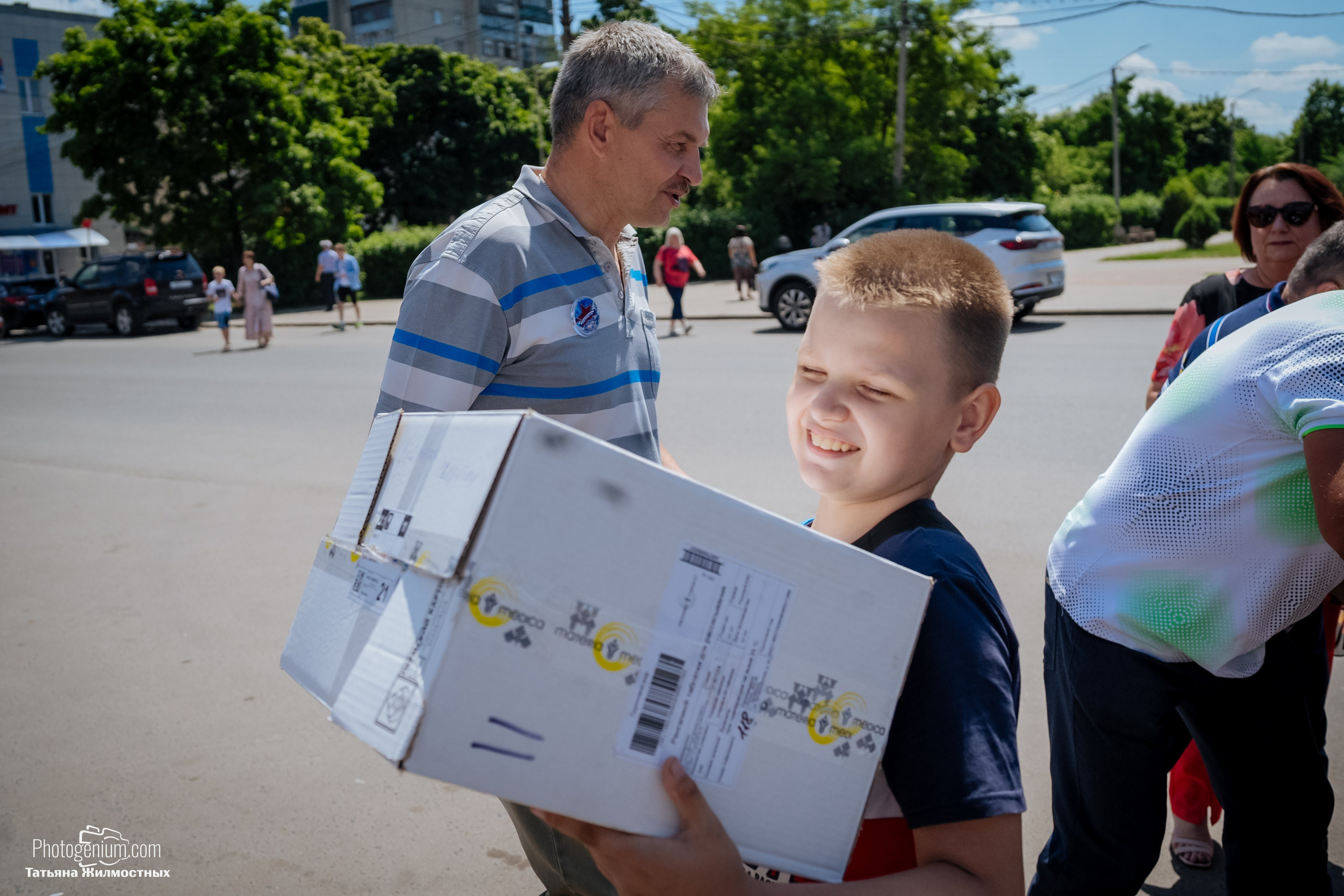 8 июня «Патриоты из Курска» сбор гуманитарной помощи у кинотеатра «Родина». Фотограф Нижний Новгород Татьяна Кейод